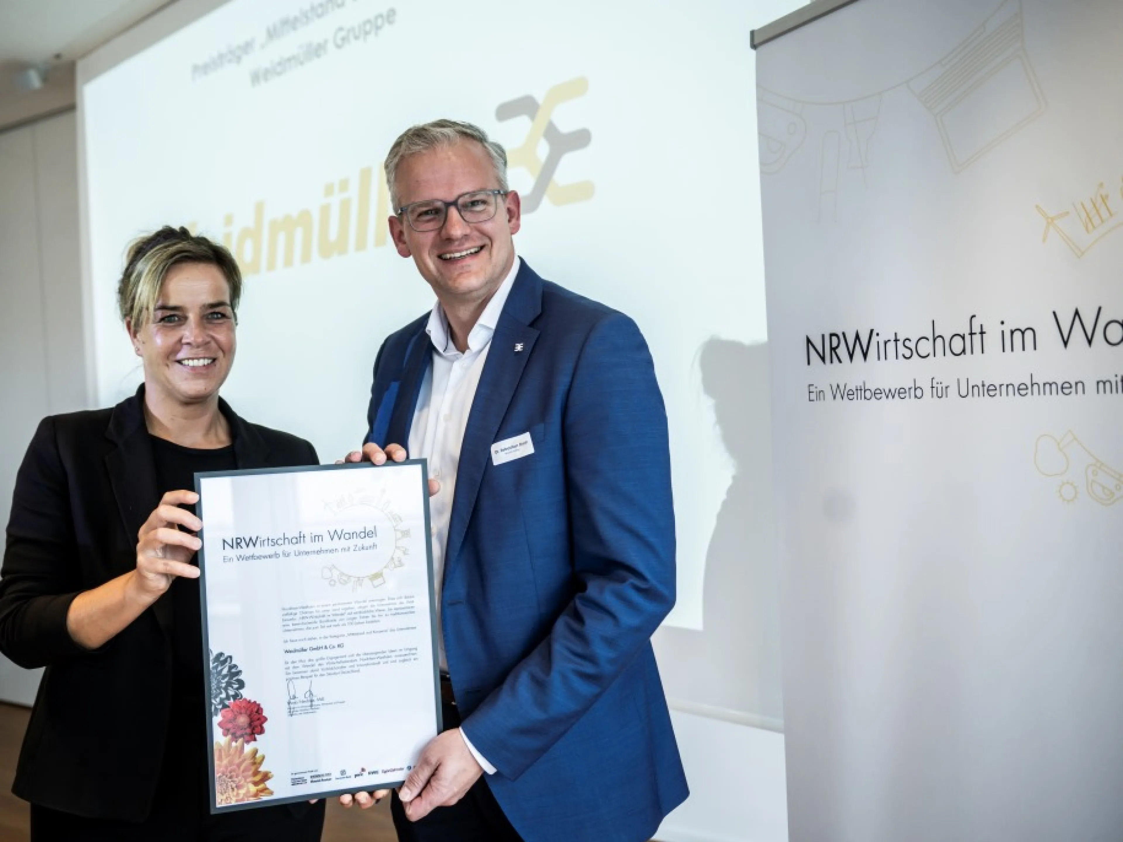 Mona Neubaur, Ministerin für Wirtschaft, Industrie, Klimaschutz und Energie des Landes Nordrhein-Westfalen, überreicht die Auszeichnung an Dr. Sebastian Durst, Chief Executive Officer von Weidmüller