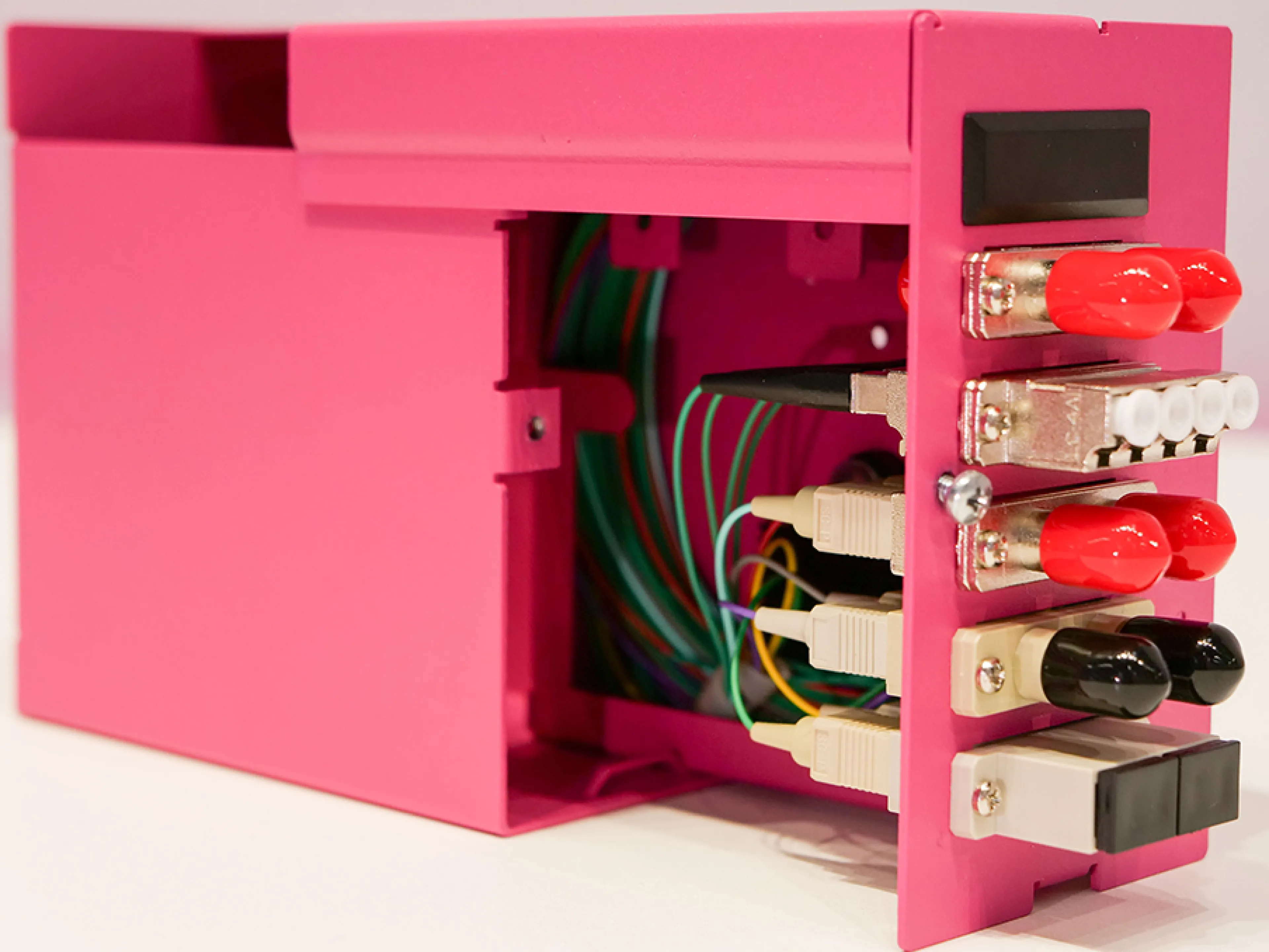 Mit der Spleißbox „FIMP-M-2“ hat EKS Engel eine einfache Lösung für die Glasfaserverteilung entwickelt