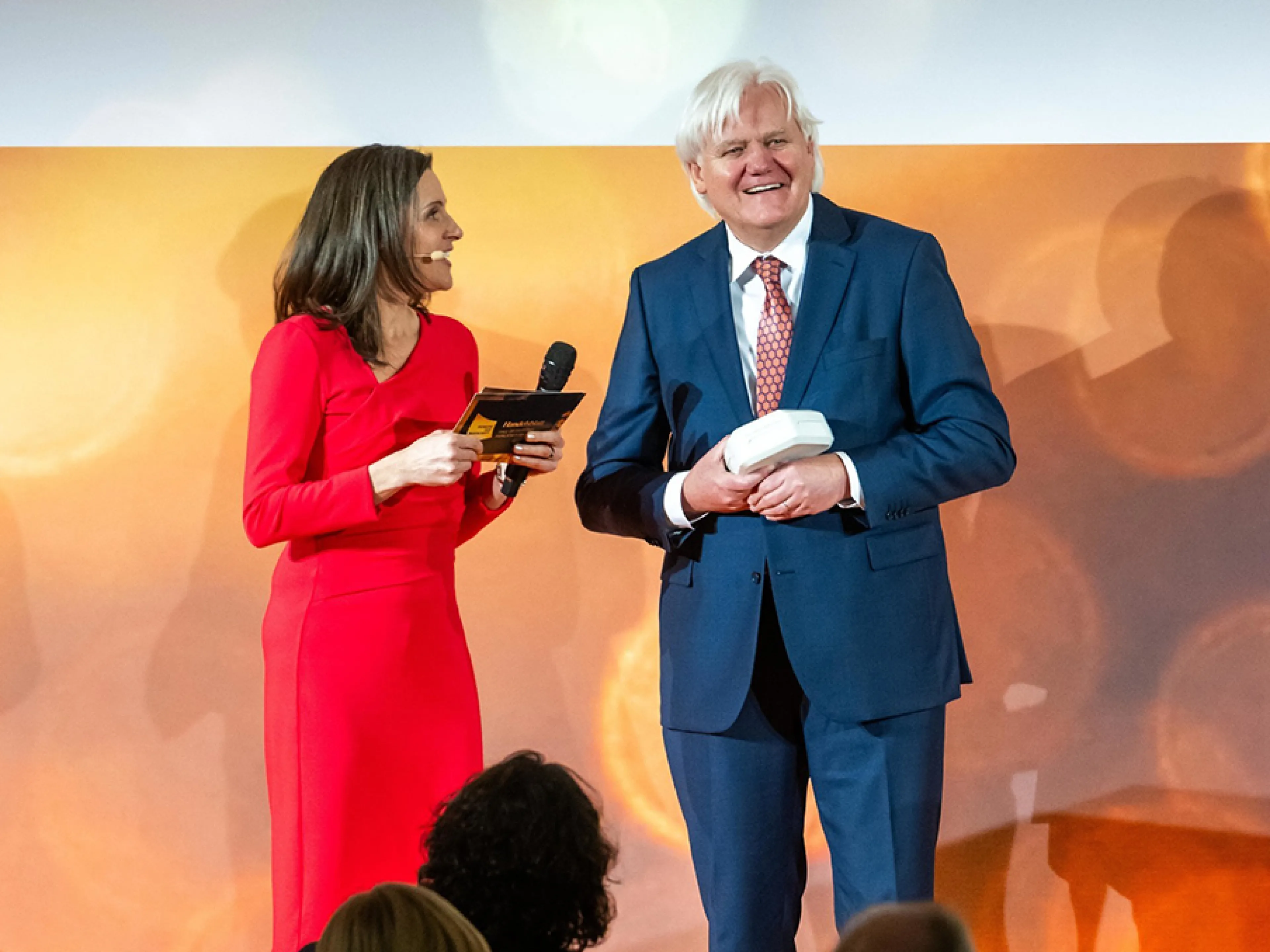 Als prägender Unternehmer mit zahlreichen den Automatisierungsmarkt verändernden Erfindungen wurde Hans Beckhoff, hier mit Journalistin und Fernsehmoderatorin Kay-Sölve Richter, feierlich in die „Hall of Fame der Familienunternehmen“ aufgenommen