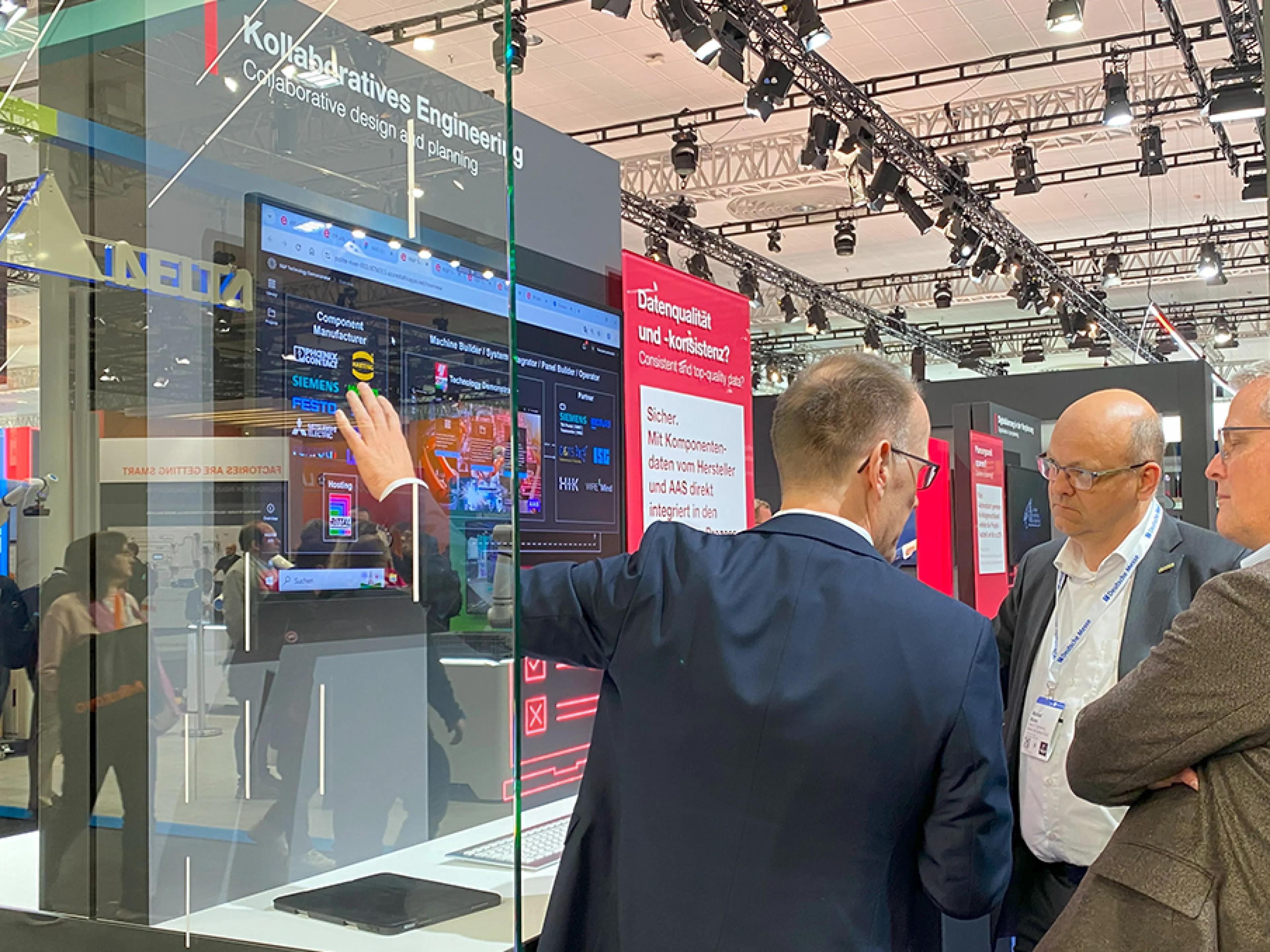 Aussteller zeigen auf der Hannover Messe, wie KI, Automatisierung, Digitalisierung und Elektrifizierung für Effizienzsprünge in der Industrie sorgen, Bilder: EAD-portal.de / Susanne Woggon Aussteller zeigen auf der Hannover Messe, wie KI, Automatisierung, Digitalisierung und Elektrifizierung für Effizienzsprünge in der Industrie sorgen