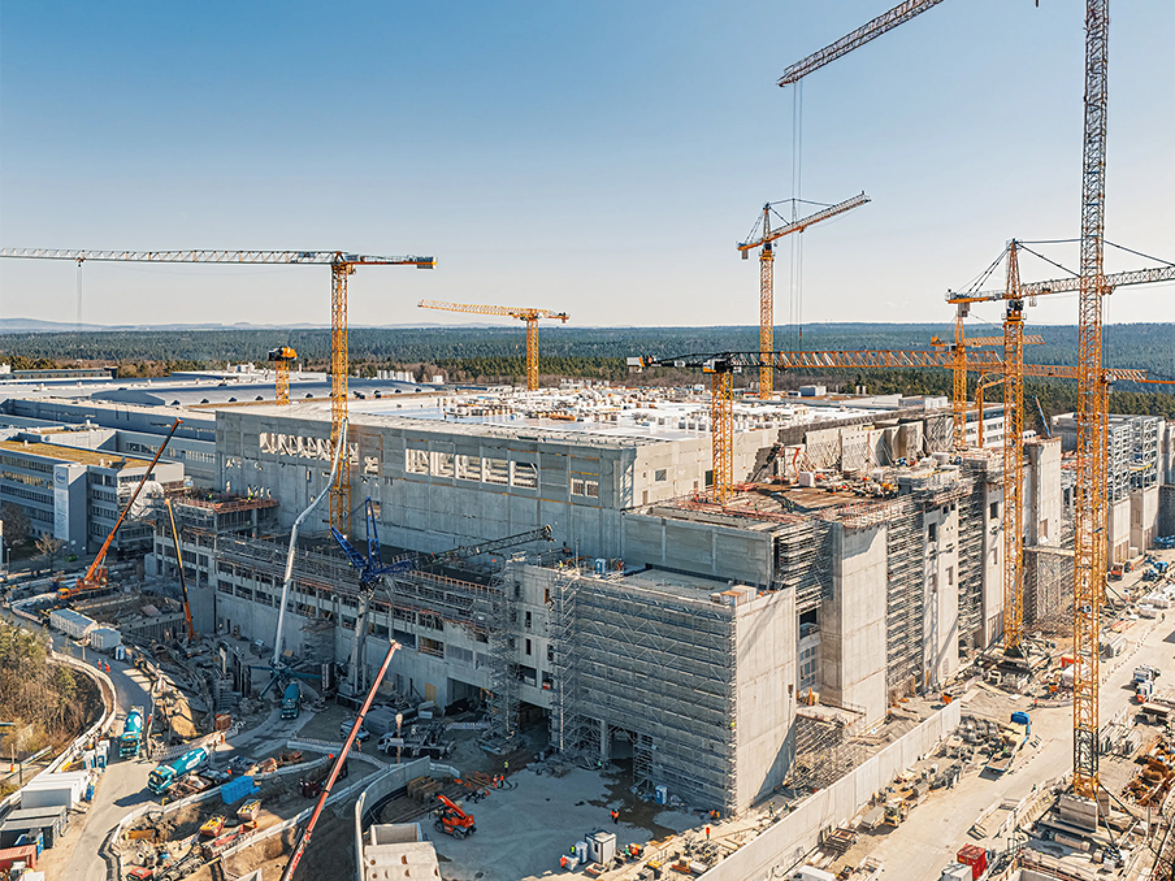 Der Rohbau der Smart Power Fab in Dresden von Infineon ist mittlerweile nahezu abgeschlossen. Die Produktion soll 2026 starten