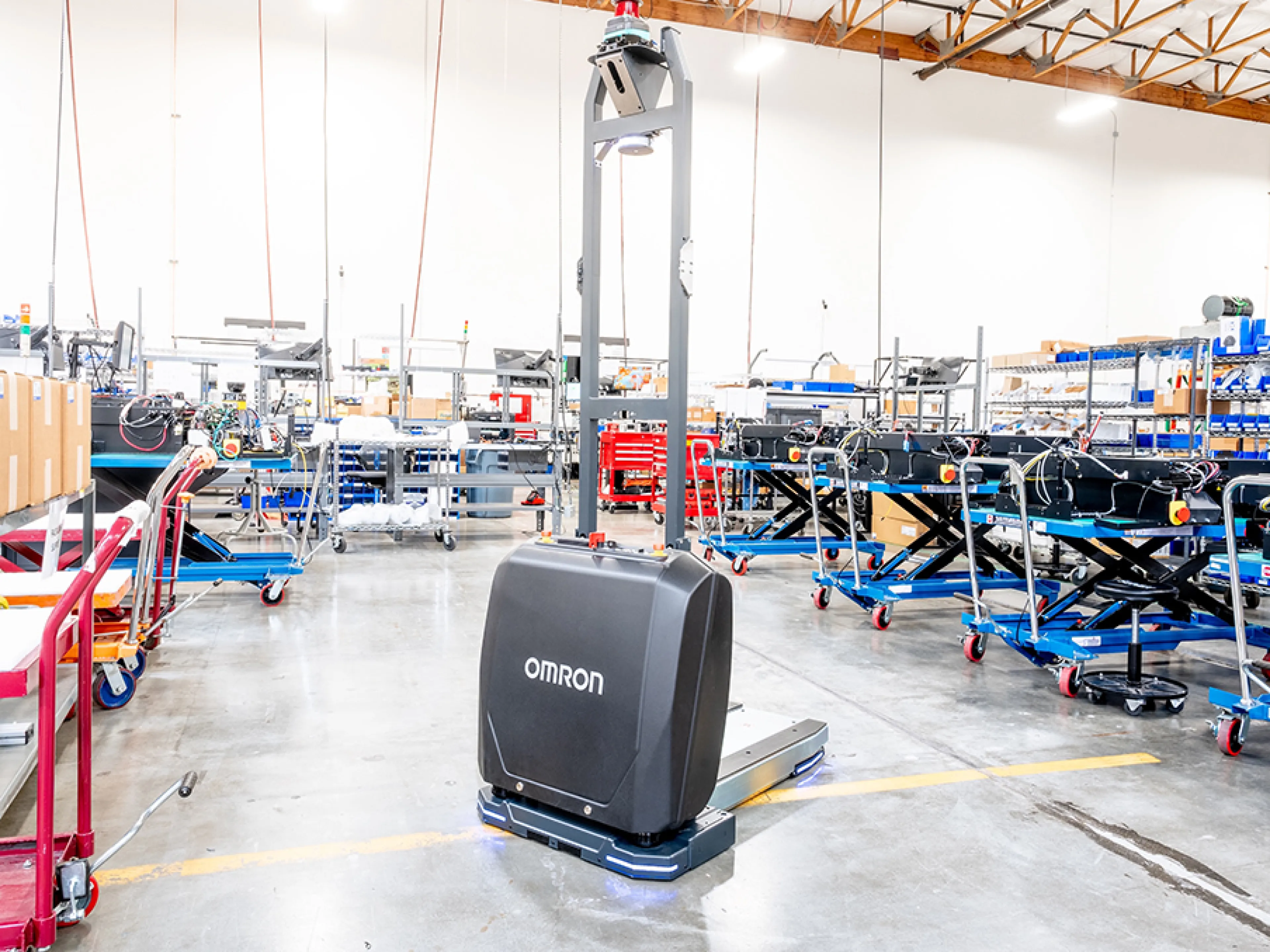 Der neue autonome mobile Roboter (AMR) von Omron ermöglicht mit der integrierten Hebefunktion den zuverlässigen, flexiblen Transport von Trollies und Racks