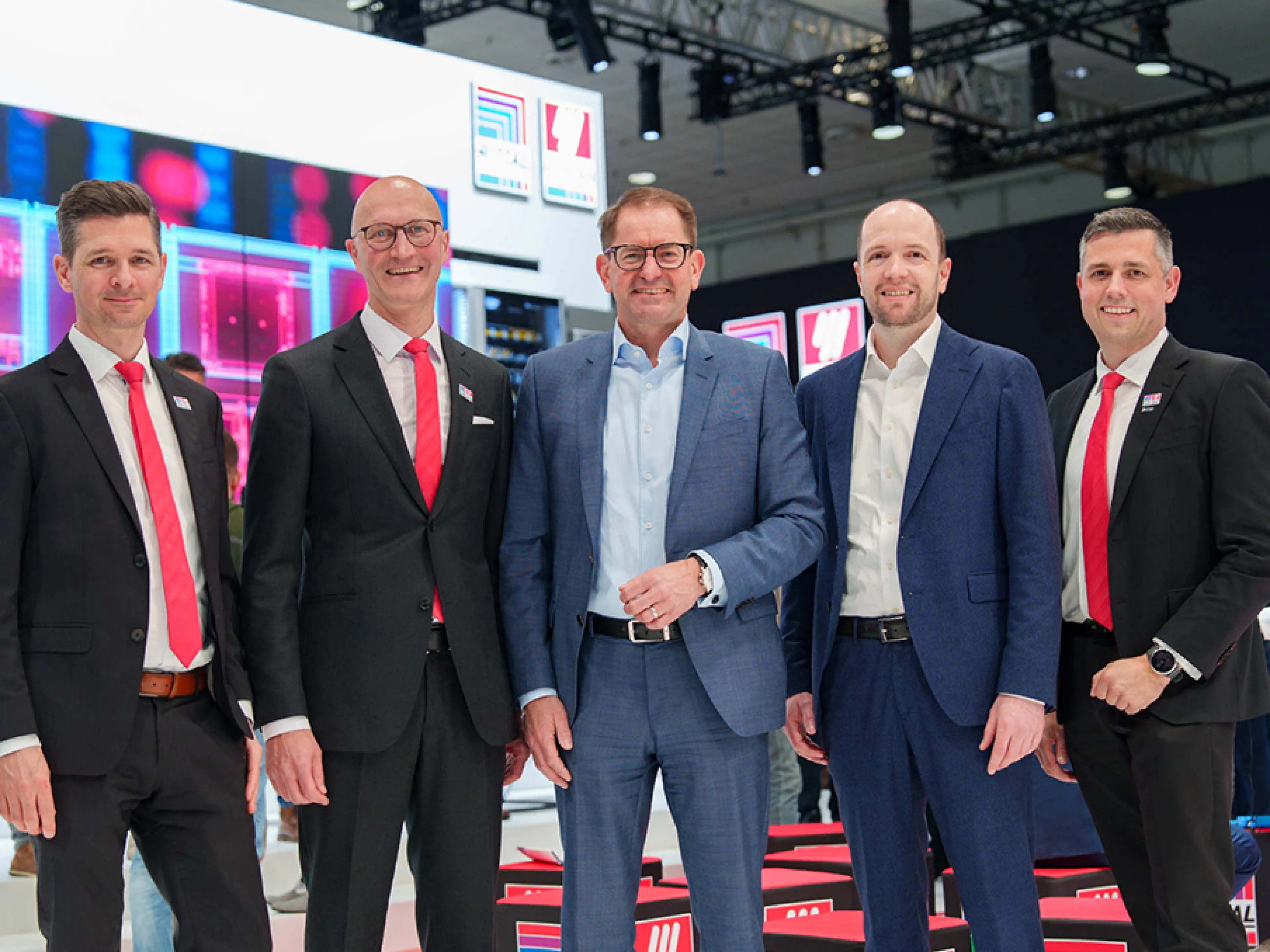 Neue Partnerschaft für Stromverteilungs- und Antriebstechnik der Zukunft: v.l.n.r.: Philipp Guth, CTO Rittal, Ulrich Engenhardt, CBO Rittal, Dr. Marc Wucherer, CEO Lenze, Christian Eberhard, Senior VP Sales EMEA Central bei Lenze und Raphael Görner, Geschäftsbereichsleiter Energy & Power Solutions bei Rittal