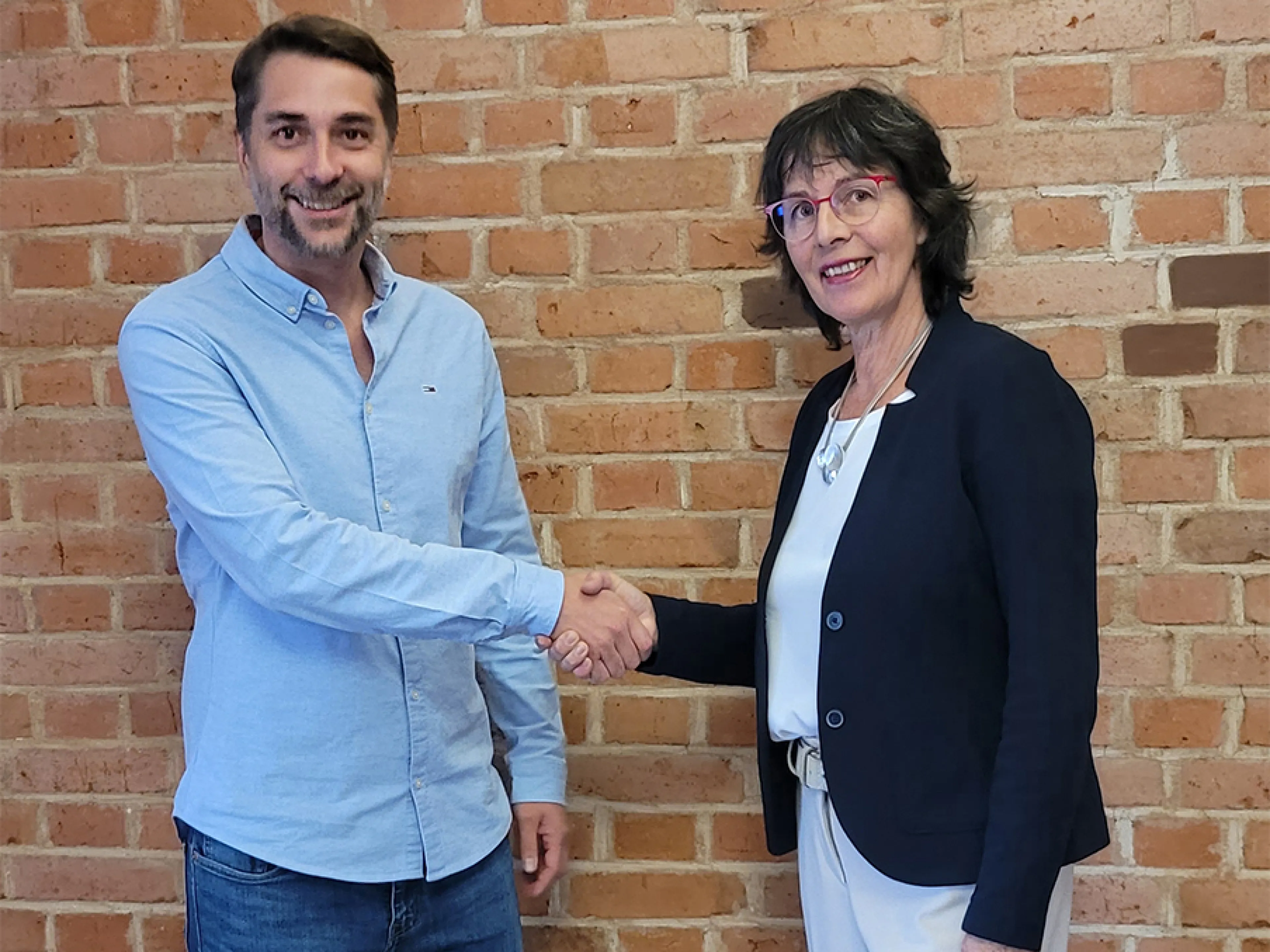 Thomas Hilz (links), Geschäftsführer der Softing Industrial, mit Petra Hönle, bisherige Geschäftsführerin von Delta Logic