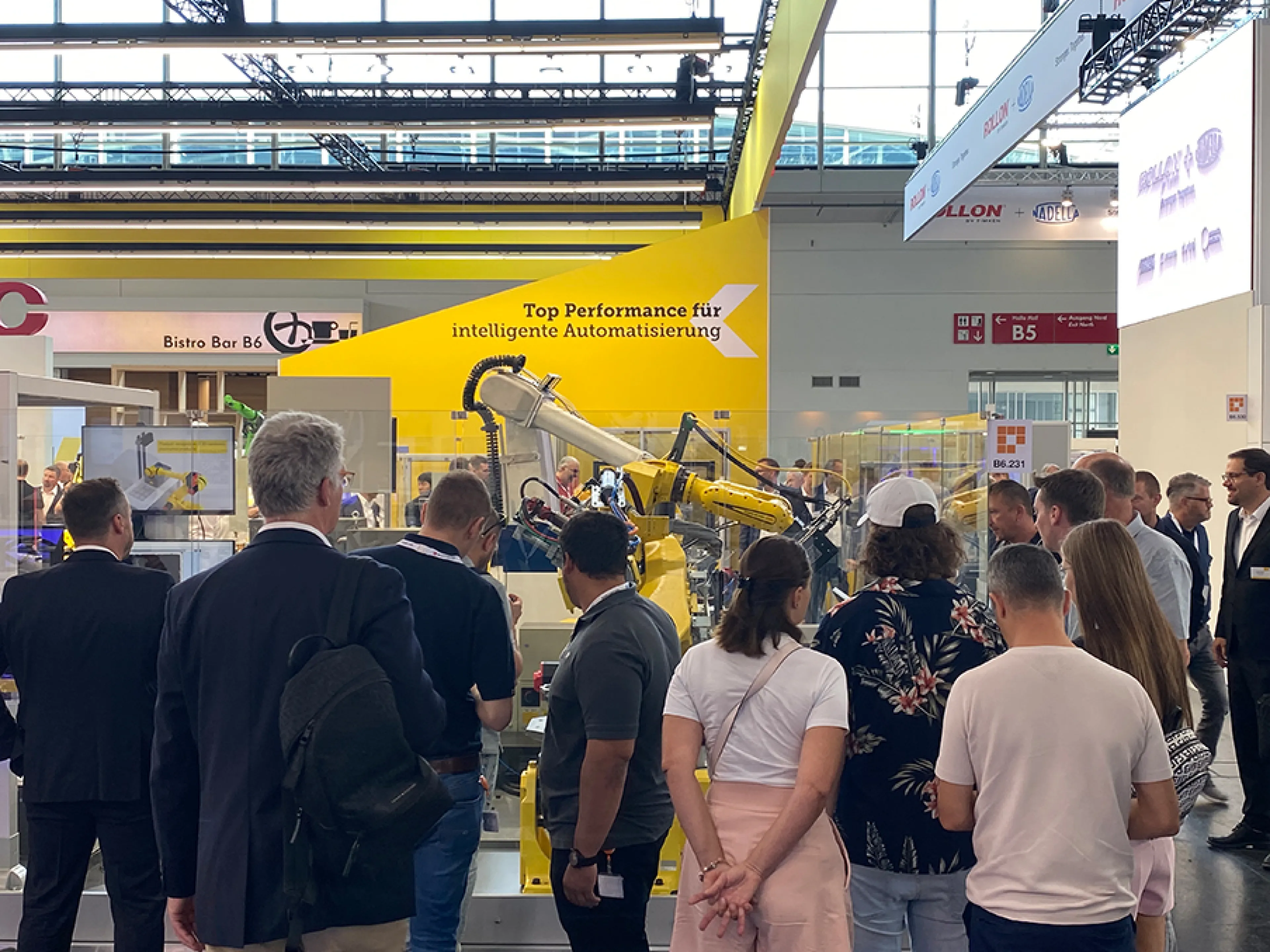 Das Thema KI und Digitalisierung bestimmt künftig über die Zukunftsfähigkeit im Produktionsumfeld der Industrie, zu sehen auf der Automatica 2025