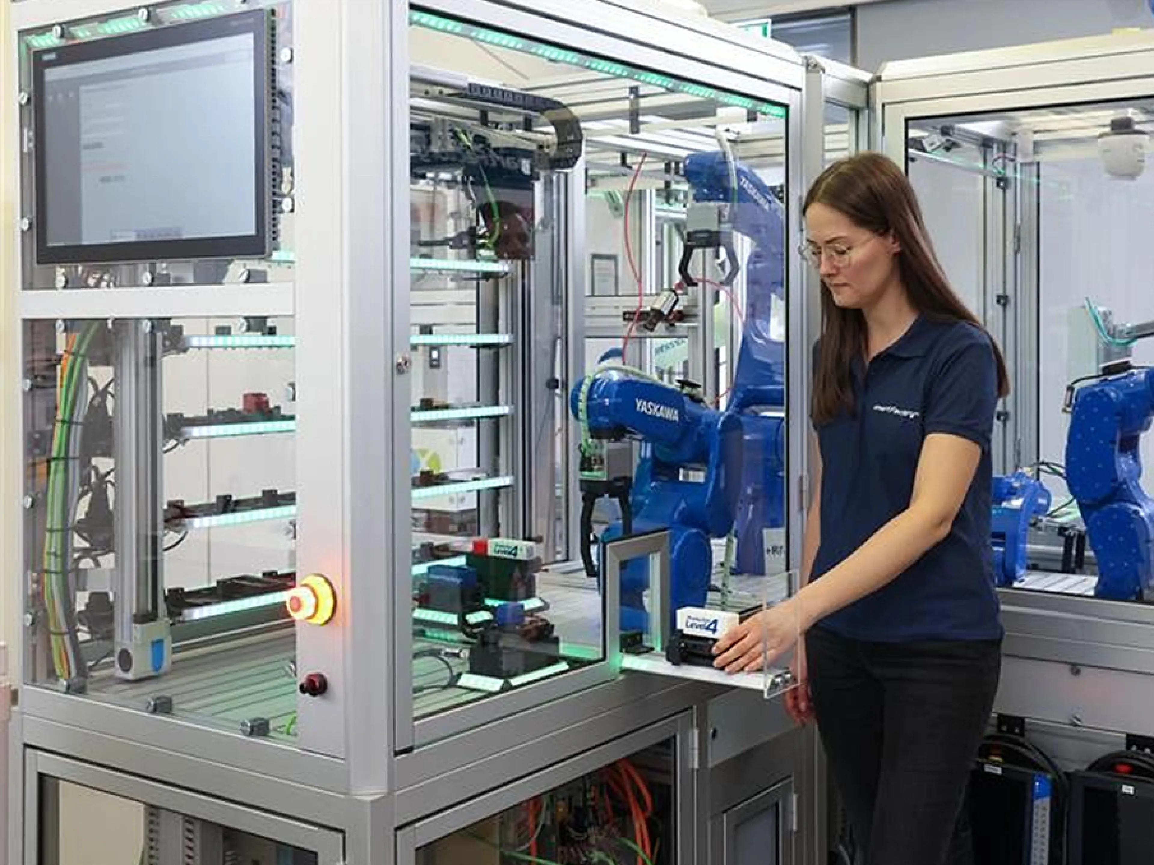 Produktionsinsel für kollaborative Zusammenarbeit von Mensch und Roboter