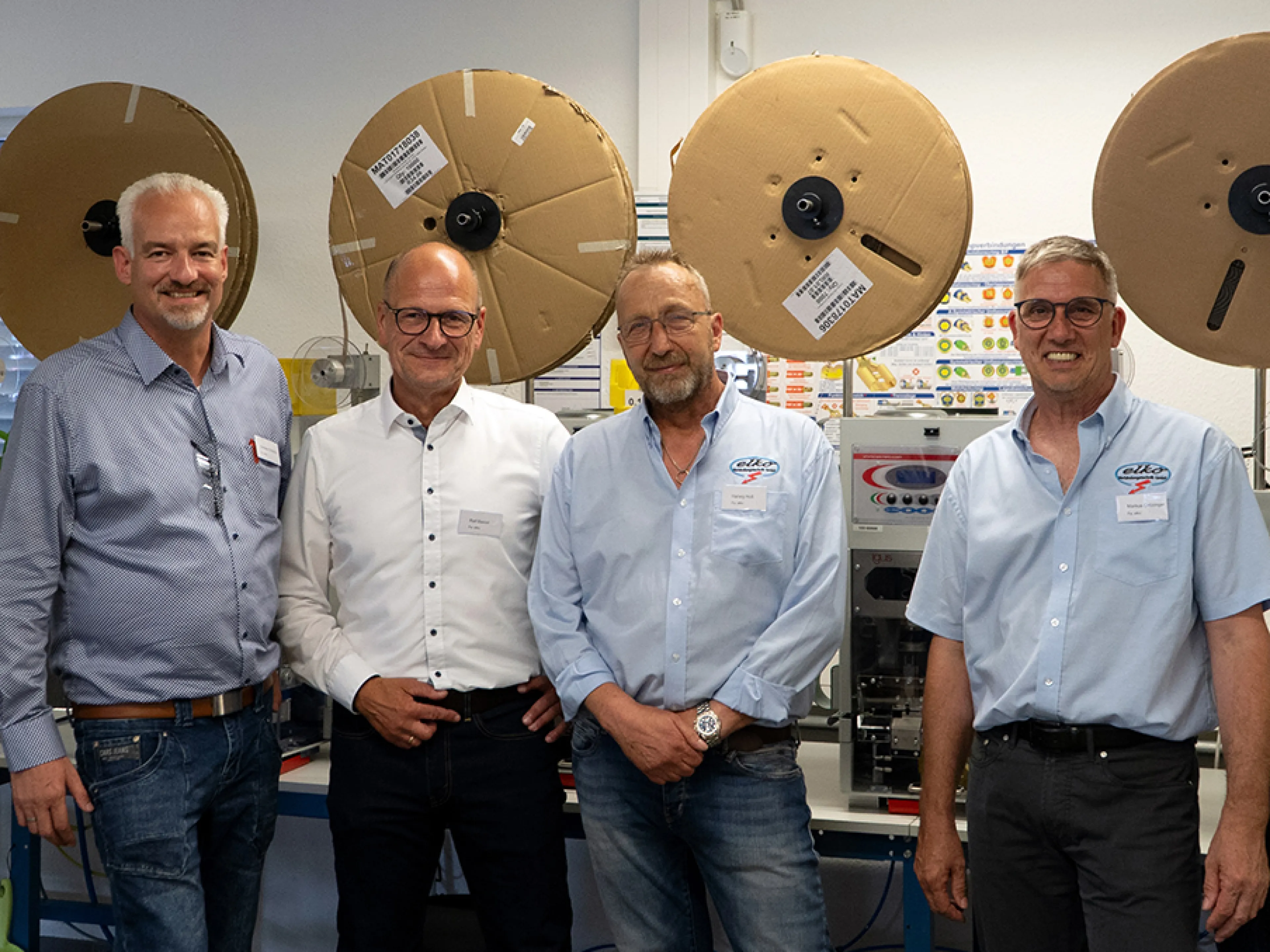 Zusammen feiern die Elko Gründer und zukünftigen Geschäftsführer die neue Produktion (v.l.n.r.): Christian Stremlau, Geschäftsführer Elko & Prokurist und Leiter Readycable/Readychain bei Igus, Ralf Bierod, Geschäftsführer Elko, Harwig Nuß und Markus Grözinger, Gründer von Elko