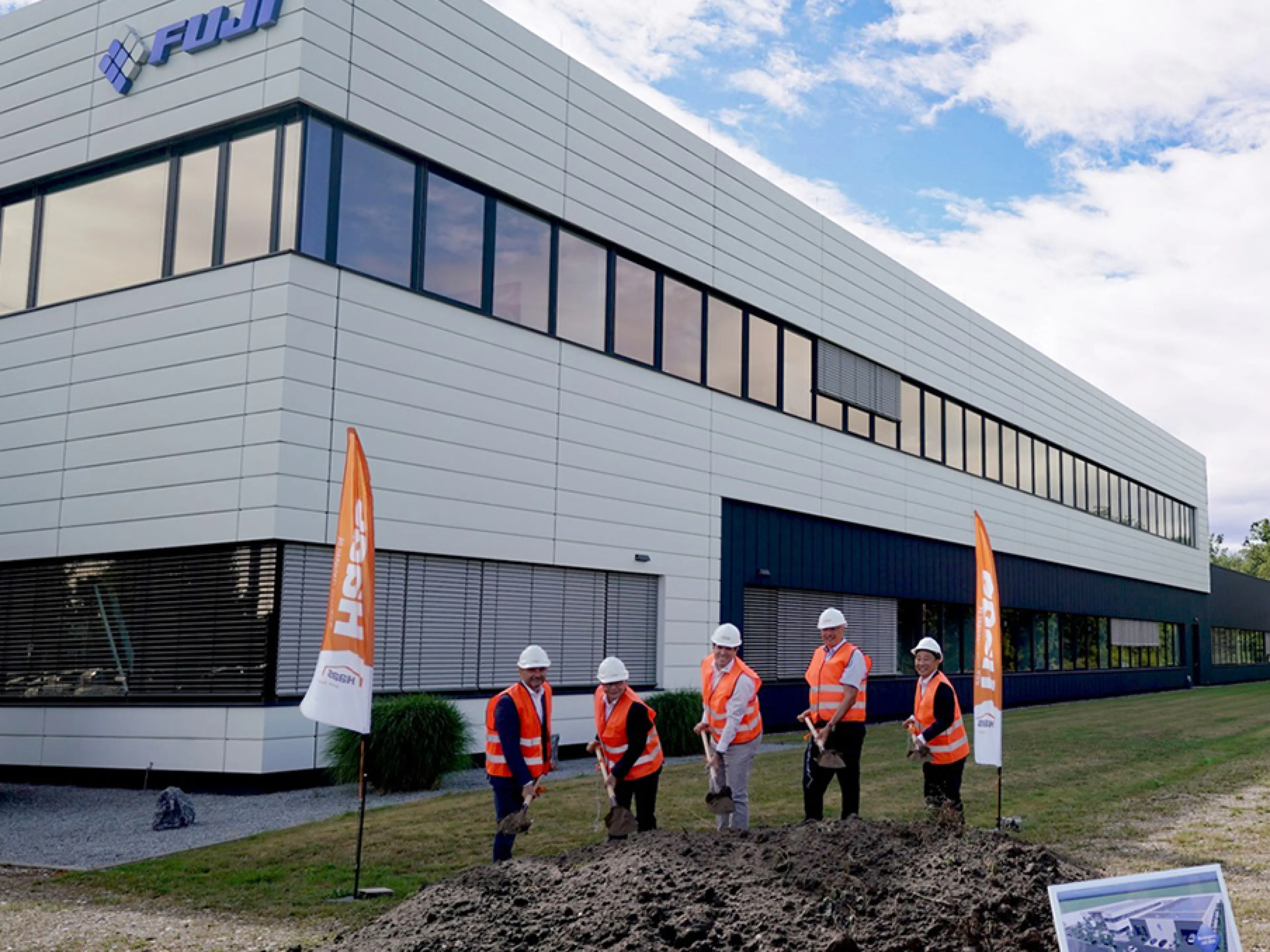 Spatenstich für multifunktionales Gebäude auf dem Fuji-Gelände in Kelsterbach, Bild: Fuji Spatenstich für multifunktionales Gebäude auf dem Fuji-Gelände in Kelsterbach