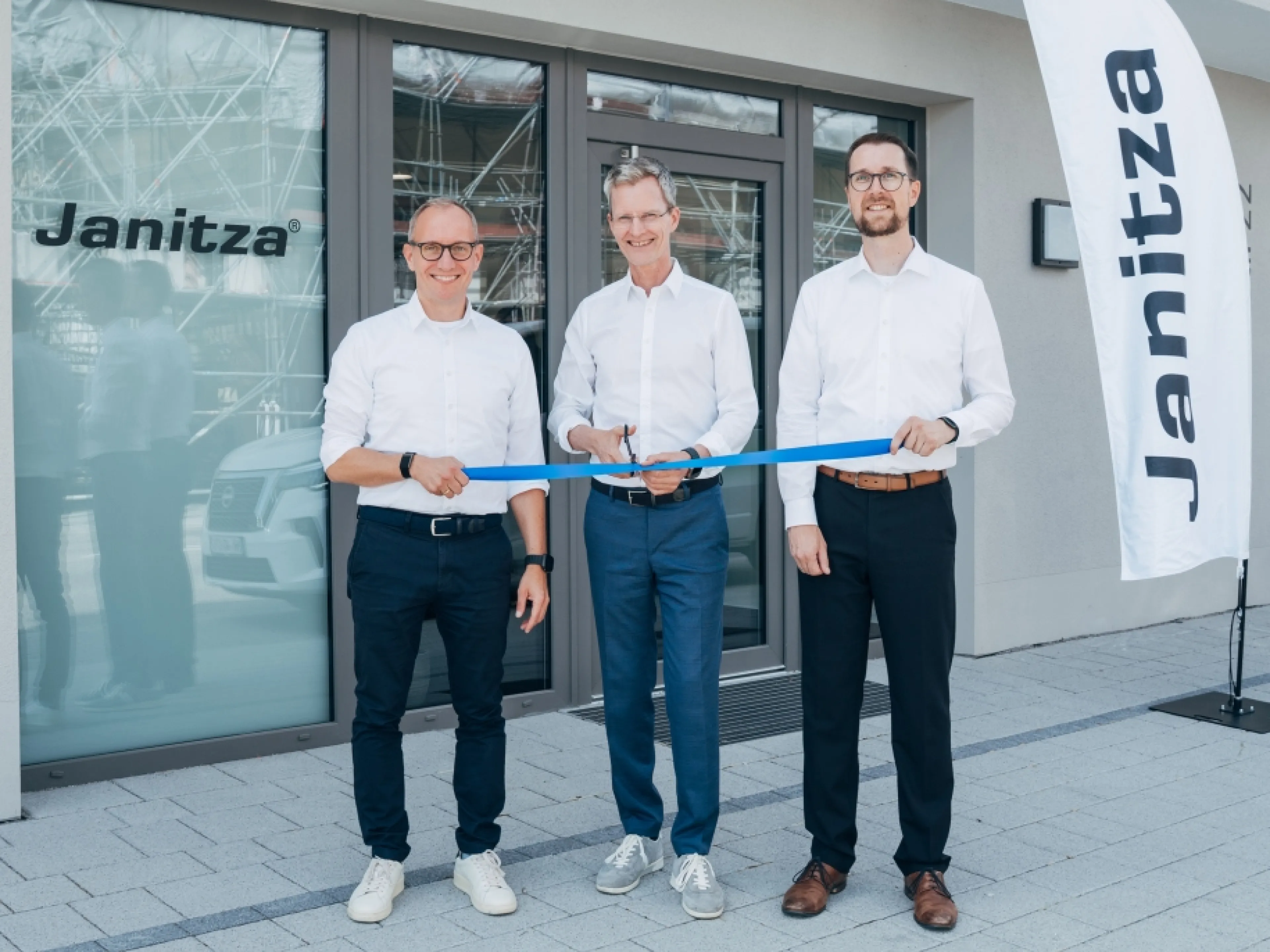 Eröffnung der Betriebsstätte Appenweier (v.l.n.r.): CEO Axel Hessenkämper, Inhaber Markus Janitza und Bereichsleiter für das Produktmanagement Thomas Hilbig