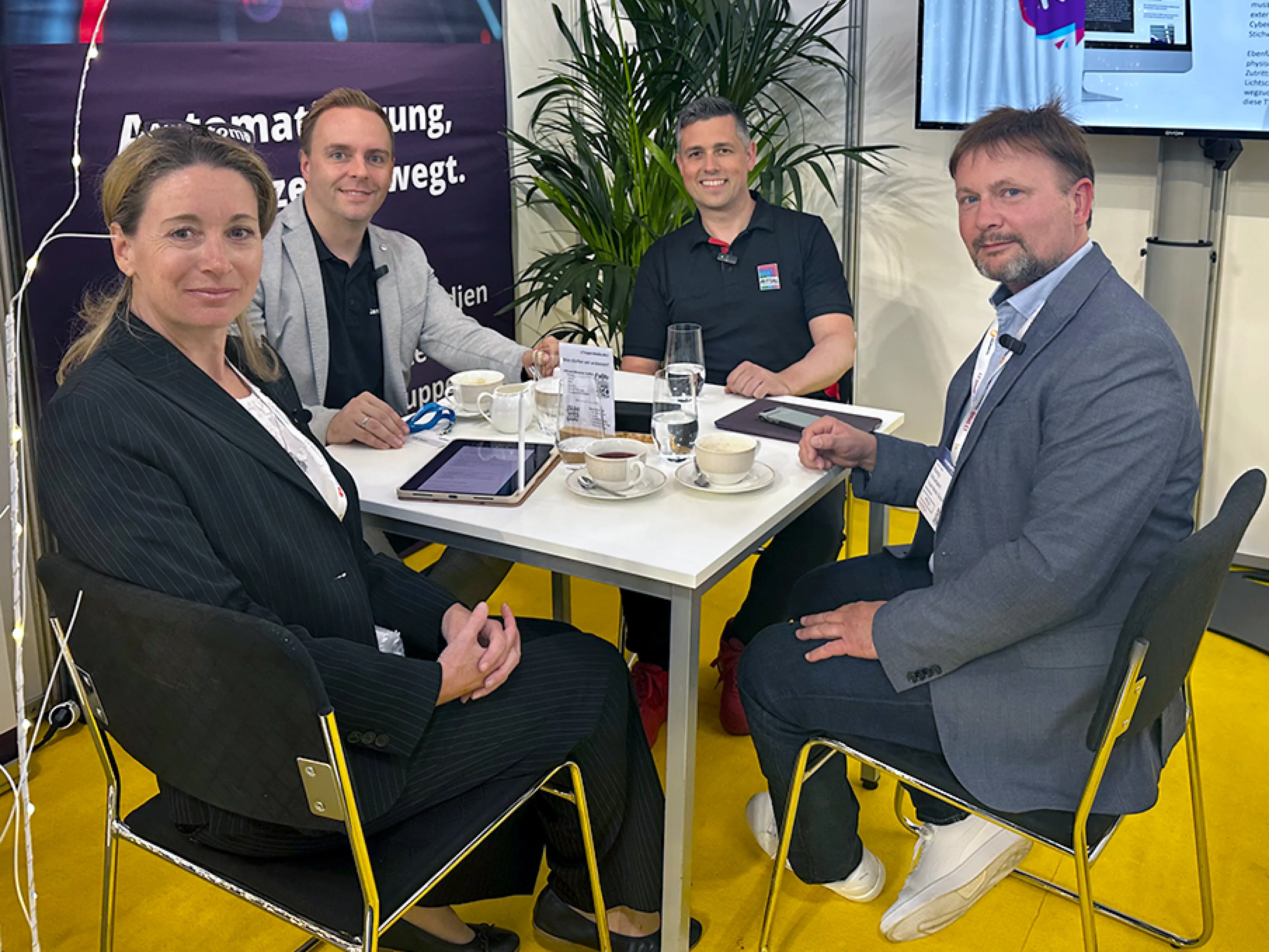 Exklusiver Highlight-Talk mit Tobias Bangert (2.v.l.) von Janitza und Raphael Görner (3.v.l.) von Rittal über Energiemanagement und vernetzte Energielösungen von morgen mit Chefredakteurin Susanne Woggon und Ronny Schumann von Tropal Media