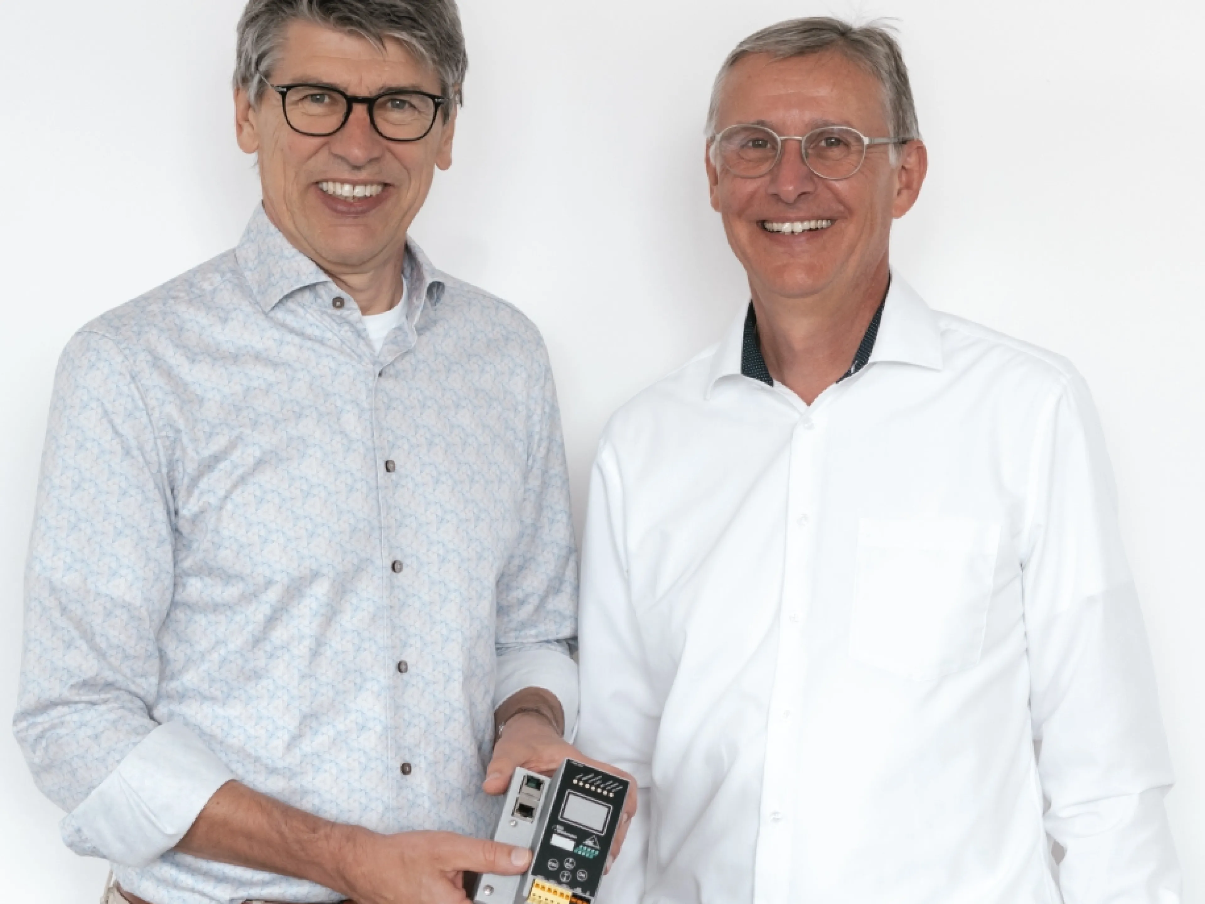 Bernhard Wiedemann (links) freut sich gemeinsam mit Jochen Bihl über ein besonderes Abschiedsgeschenk: einen eigens gefertigten ASi Master als Symbol ihrer langjährigen Erfolgsgeschichte, Bild: Bihl+Wiedemann Bernhard Wiedemann (links) freut sich gemeinsam mit Jochen Bihl über ein besonderes Abschiedsgeschenk: einen eigens gefertigten ASi Master als Symbol ihrer langjährigen Erfolgsgeschichte