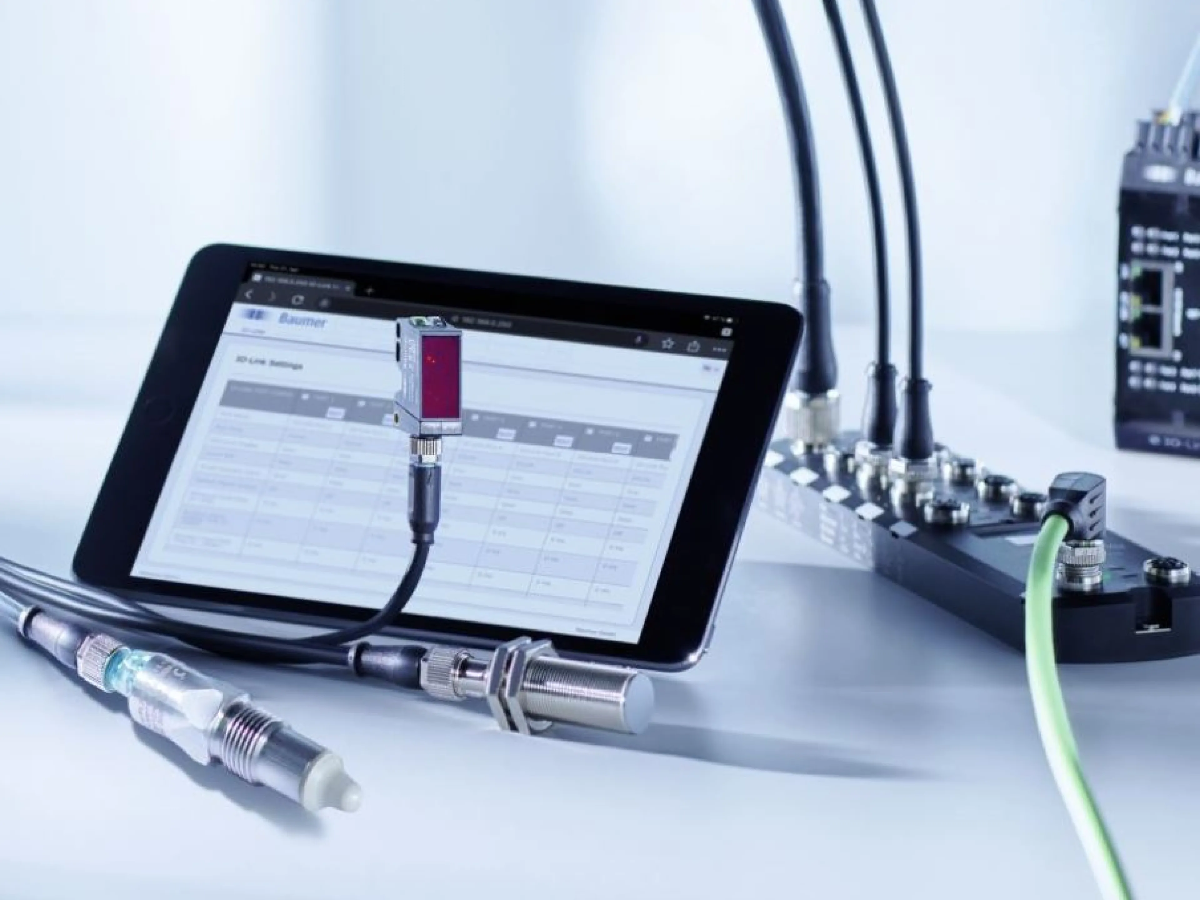 Ist IO-Link die bessere Analogschnittstelle? Die digitale Schnittstelle IO-Link bietet eine Reihe von Vorteilen, unter anderem niedrigere Kosten und ein digitales Signal ohne Rauschen. 