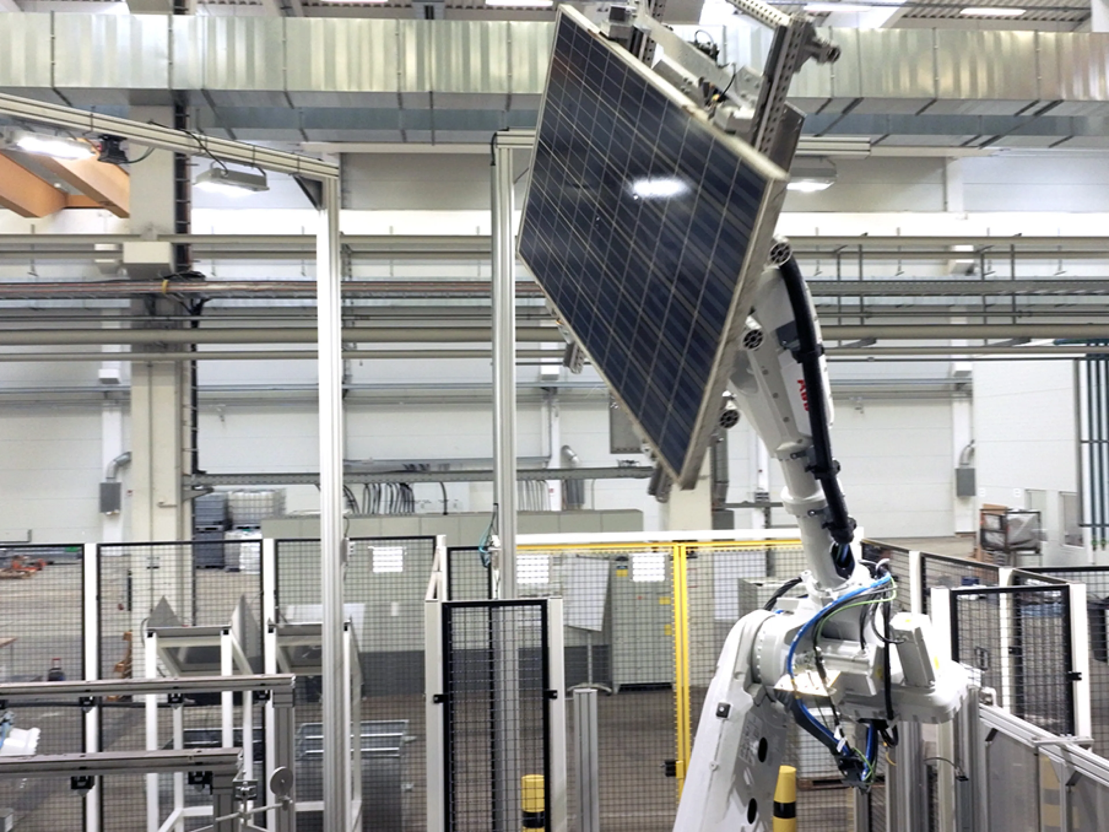 Solarmodule: Das Cleantech-Startup Solar Materials hat eine neue Technologie entwickelt, mit der Rohstoffe aus Solarmodulen kommerziell und wirtschaftlich zurückzugewonnen werden. Herzstück der automatisierten Lösung sind mehrere Industrieroboter von ABB