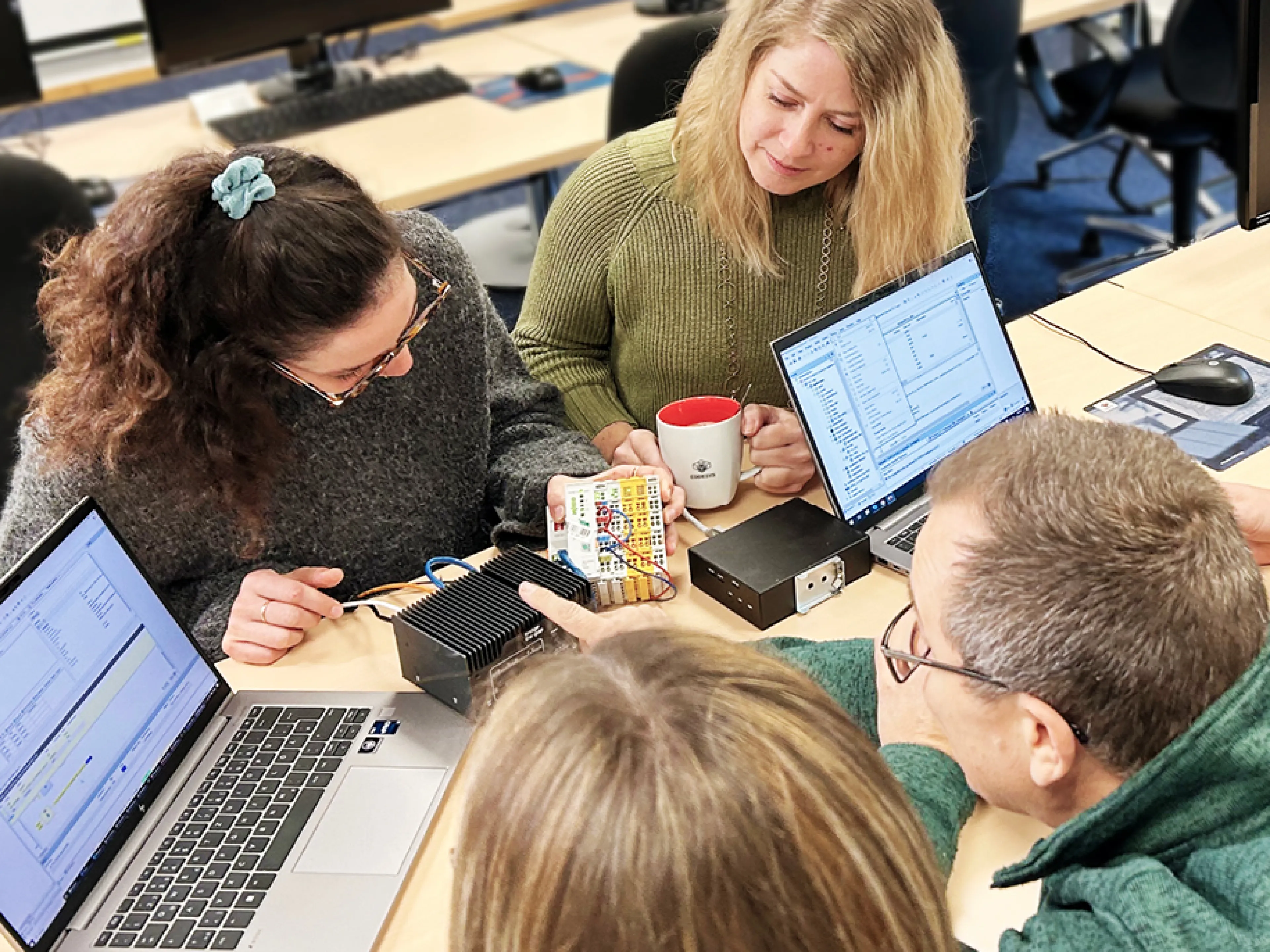 Im Codesys Hands-on Workshop auf dem Automatisierungstreff 2.0/2025 lernen Teilnehmer, virtuelle Steuerungen eigenständig aufsetzen