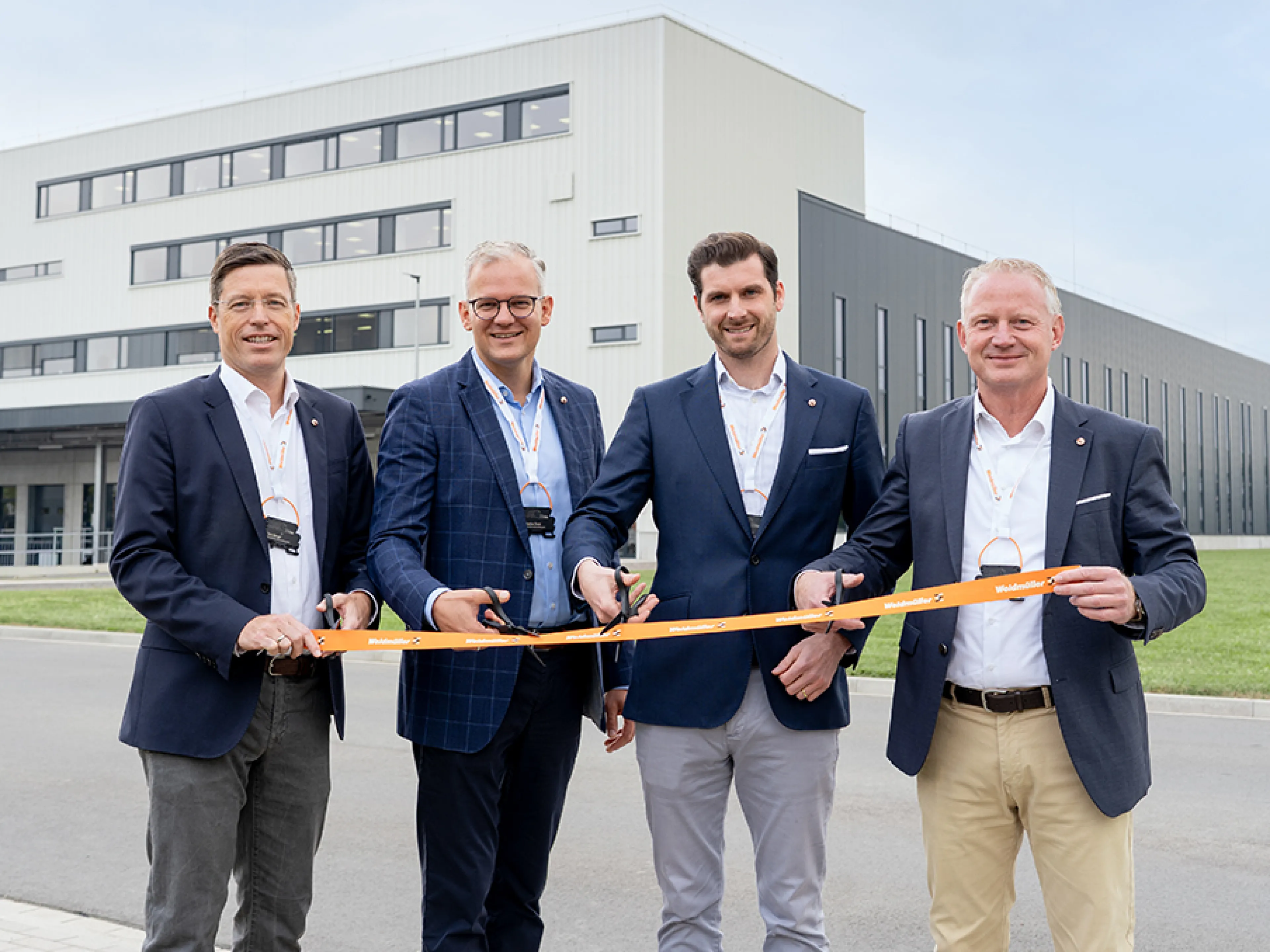 v.l.n.r: Dr. Timo Berger (CTO), Dr. Sebastian Durst (CEO), Dr. Christian von Toll (CSO) und André Sombecki (CFO) bei der Einweihung des neuen Elektronikwerks von Weidmüller