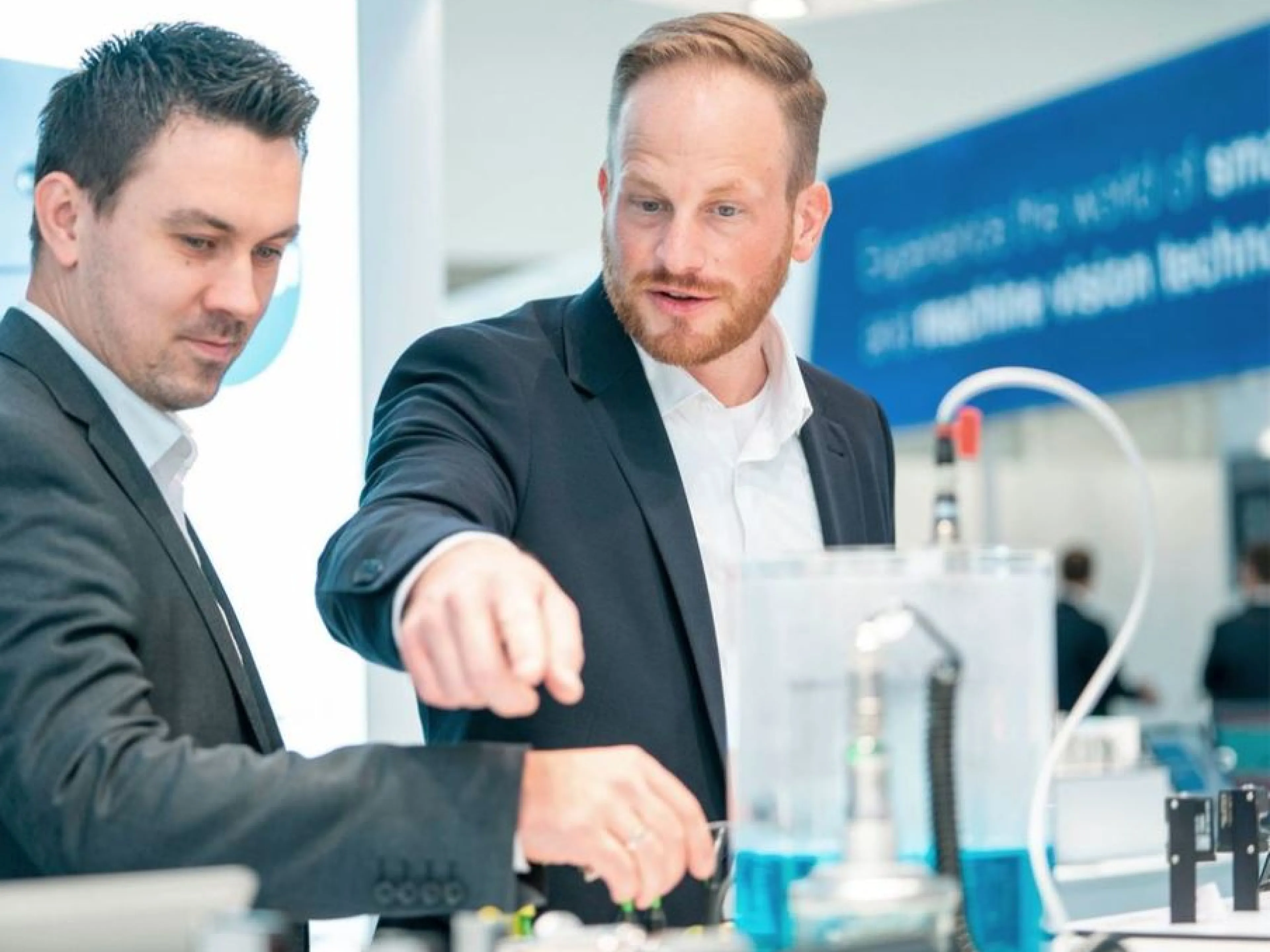 Unter dem Motto schneller, effizienter, nachhaltiger zeigt Baumer auf der SPS, wie smarte Sensorlösungen die Automatisierung beschleunigen und den Weg zu maximaler Effizienz ebnen. Bild: Baumer