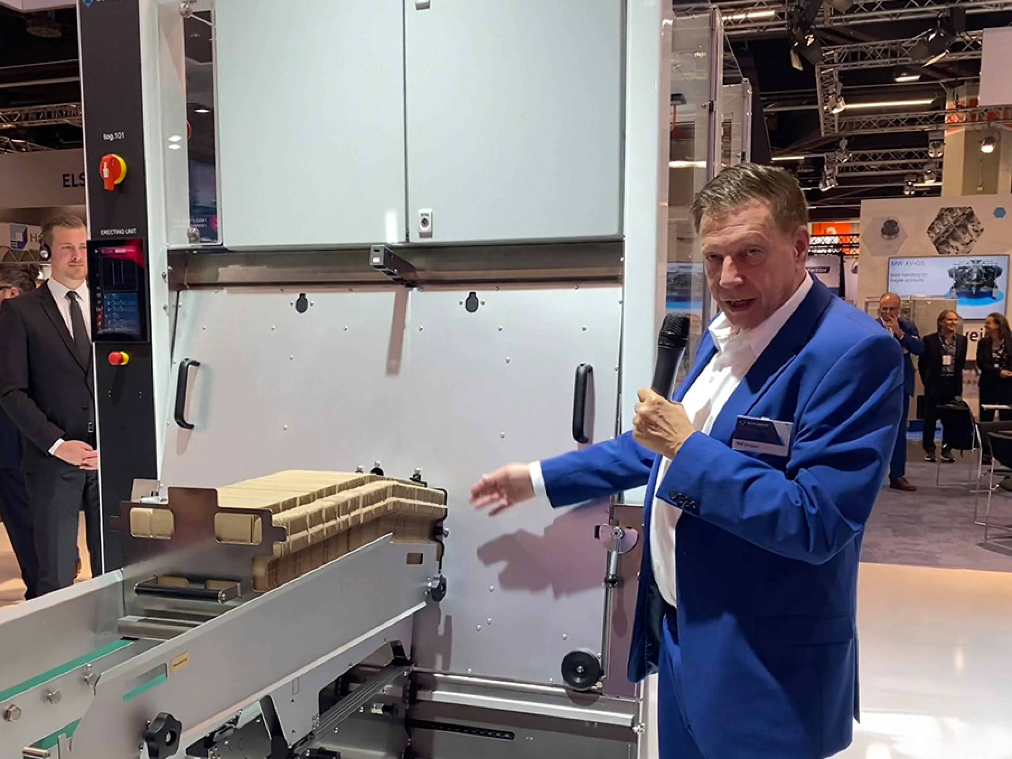 Ralf Schubert, Geschäftsführer bei Gerhard Schubert, stellt den neuen Cobot „tog.101“ vor