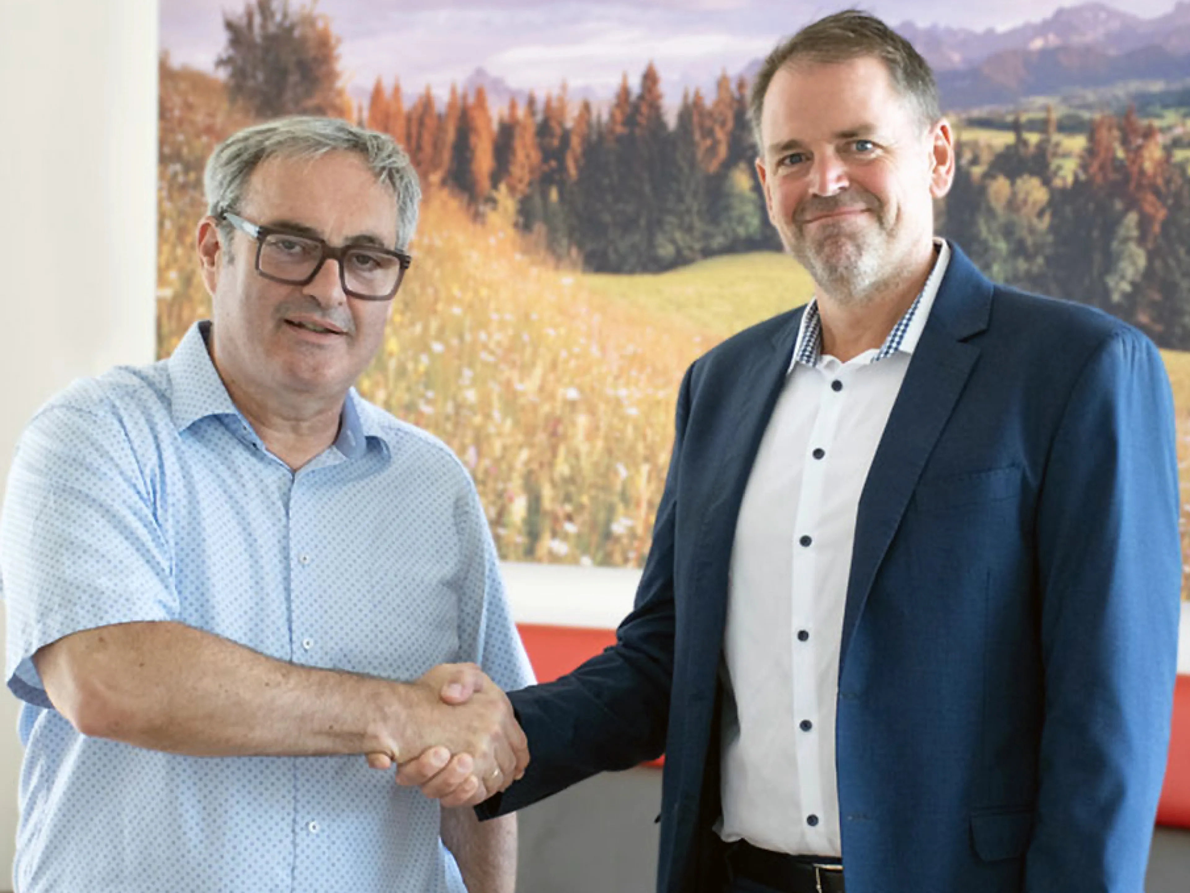 Dr. Herbert Hufnagl, Senior Vice President Industrial, „TTTECH" (li.) und Hilmar Panzer, CTO, Codesys Group freuen sich über die vertiefte Zusammenarbeit zwischen den beiden Unternehmen