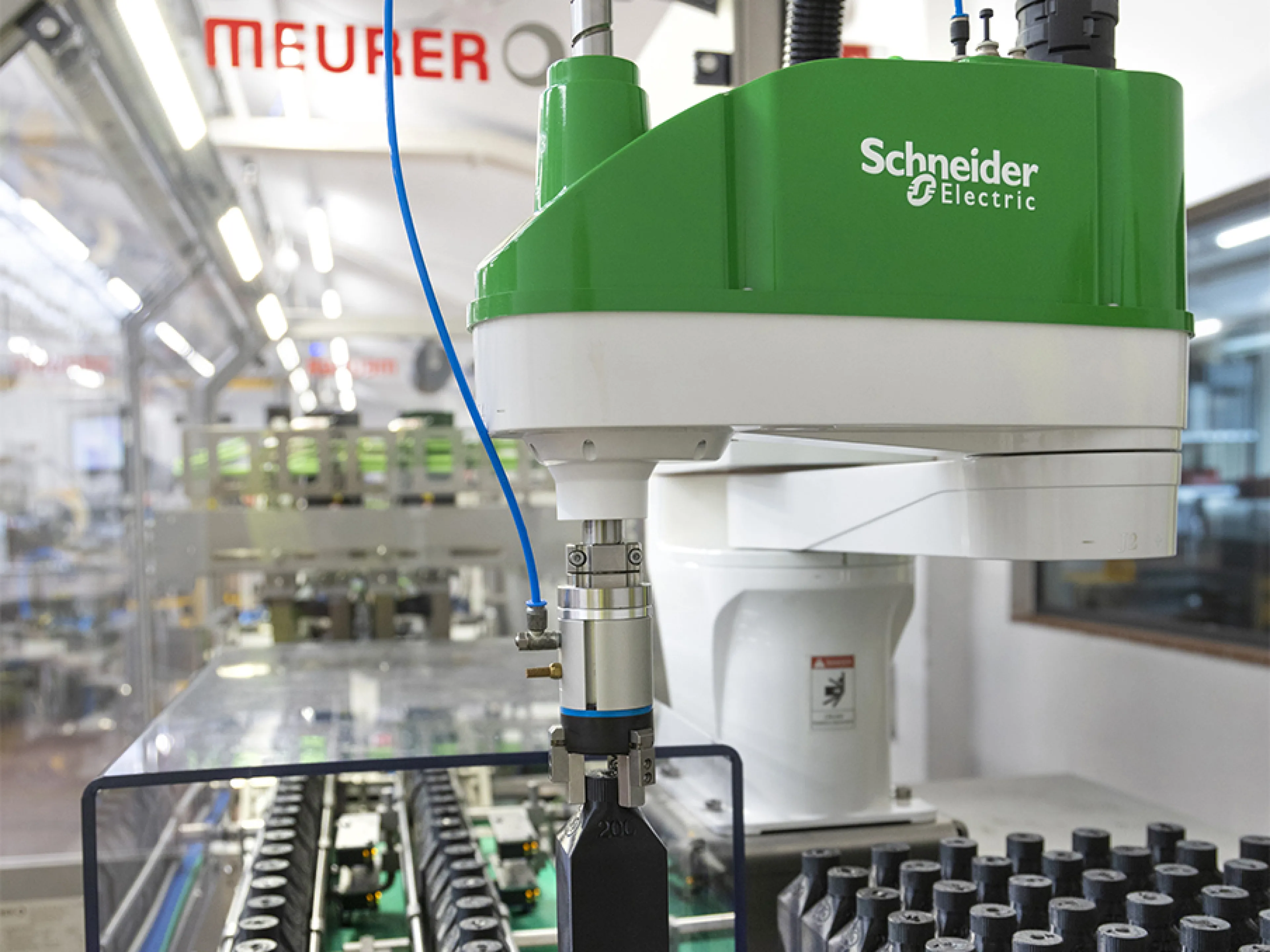 Die Bündelpackmaschine benötigt 20 Prozent weniger Stellfläche, verdoppelt den Output der verpackten Bünde gegenüber bisherigen Modellen und senkt den Energieverbrauch von 14 Kilowatt auf nur noch zwei Kilowatt drastisch