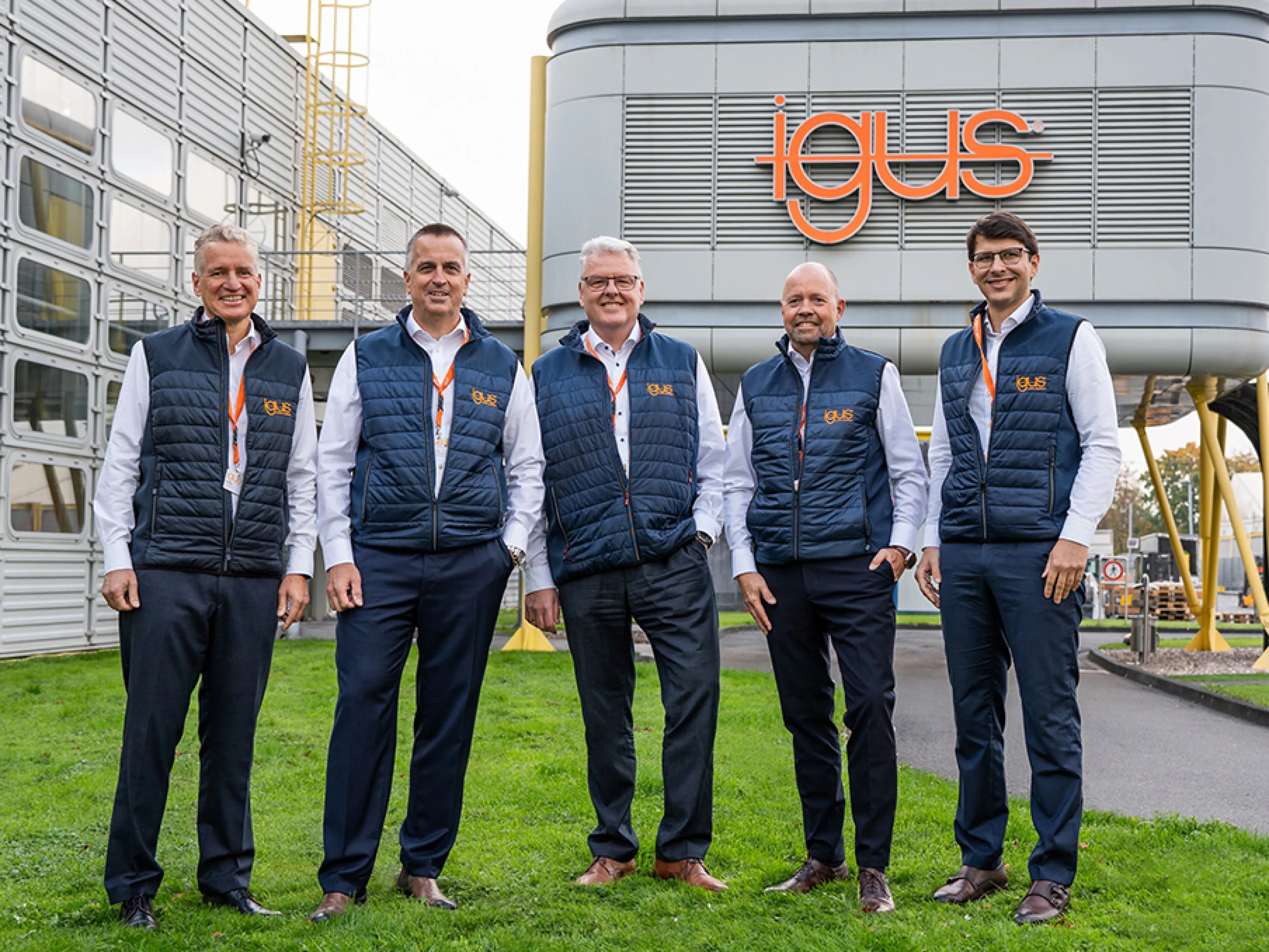 Mit der Umwandlung in eine SE & Co. KG stärkt Igus seine strategische Ausrichtung und schafft klare Verantwortlichkeiten. v.l.n.r.: Frank Blase wird Chairman of the Board, die operative Leitung liegt weiterhin bei den CEOs Tobias Vogel, Artur Peplinski, Michael Blass und Dr. Thilo Schultes
