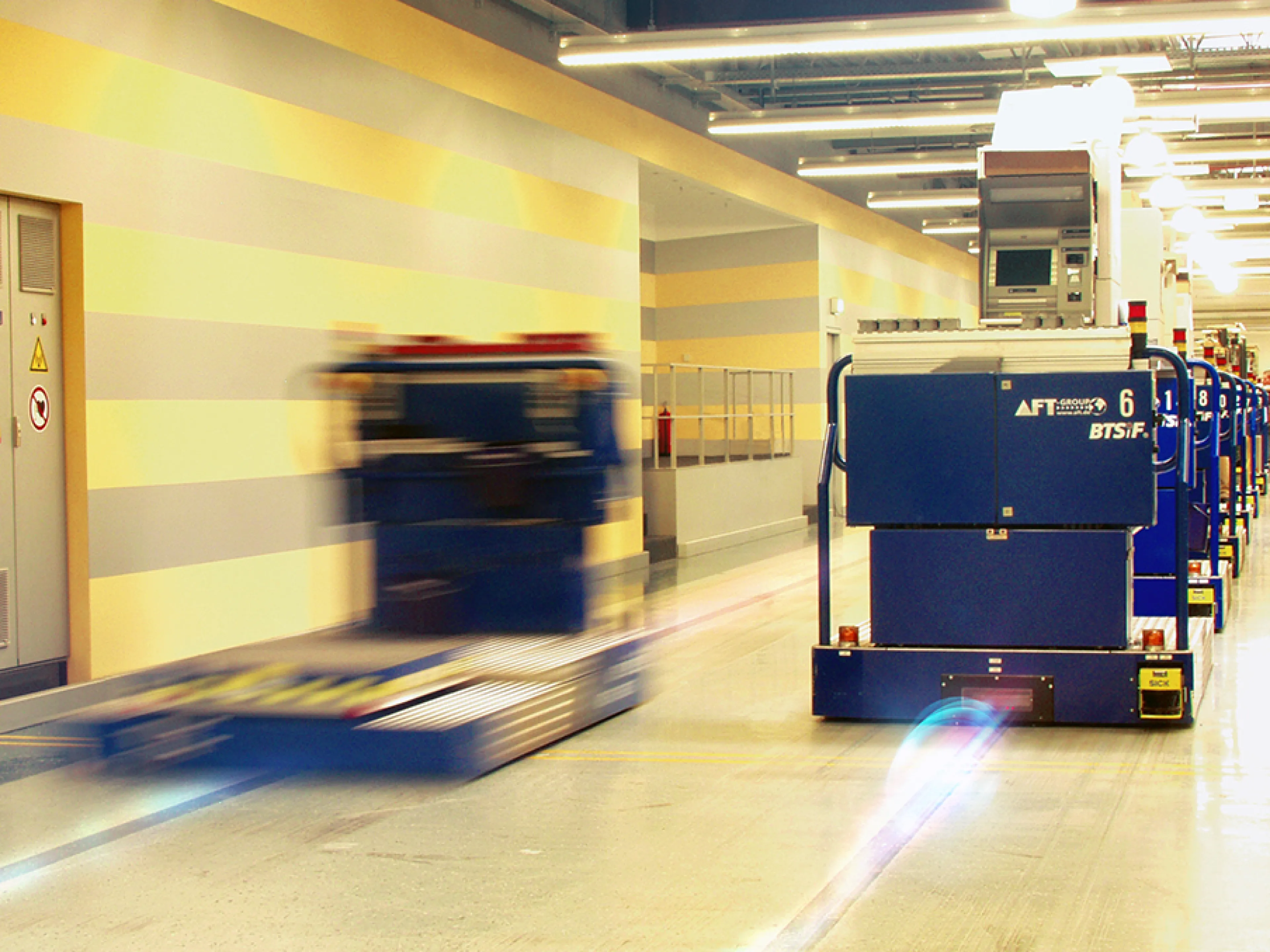 Flexibles Szenario für fahrerlose Transportsysteme, im Bild ein FTS bei Siemens Nixdorf in Paderborn