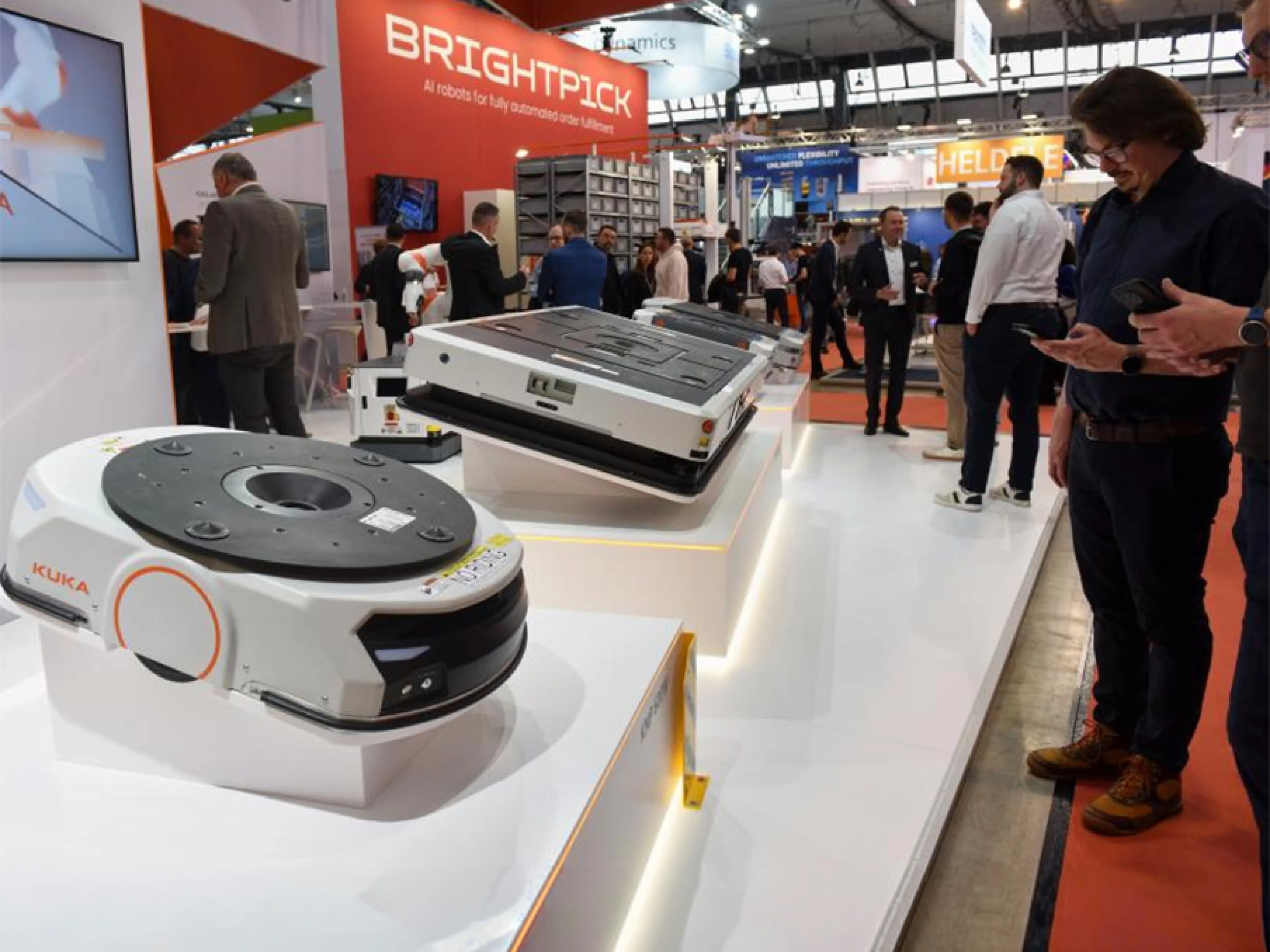 Auf der diesjährigen Logimat werden autonome mobile Robotik (AMR), fahrerlose Transportfahrzeuge (FTF) und Flurförderzeuge für effiziente Intralogistik vorgestellt