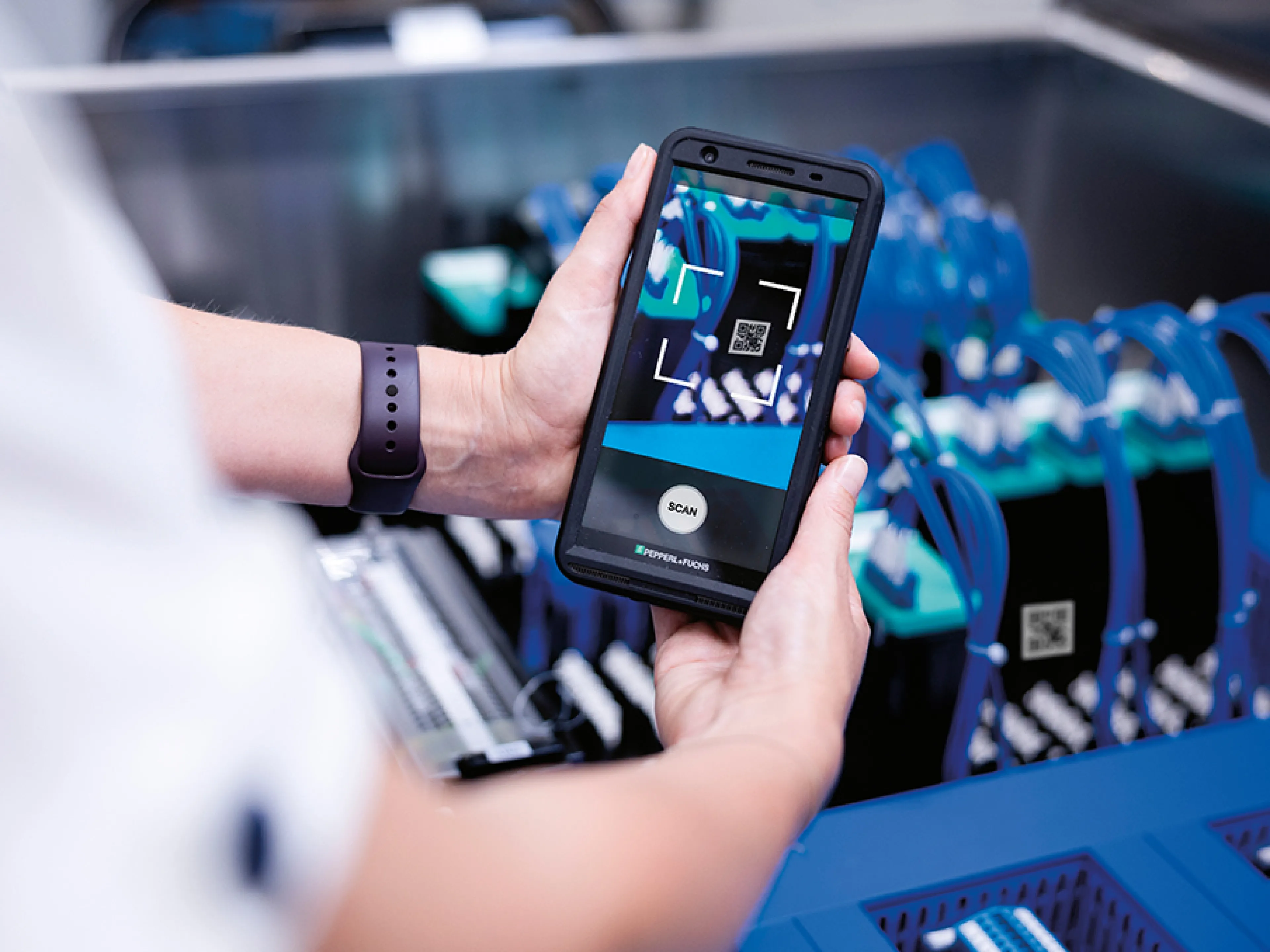 Digitaler Zwilling: Produkt von Pepperl+Fuchs mit Verknüpfung zur Verwaltungsschale mittels QR-Code