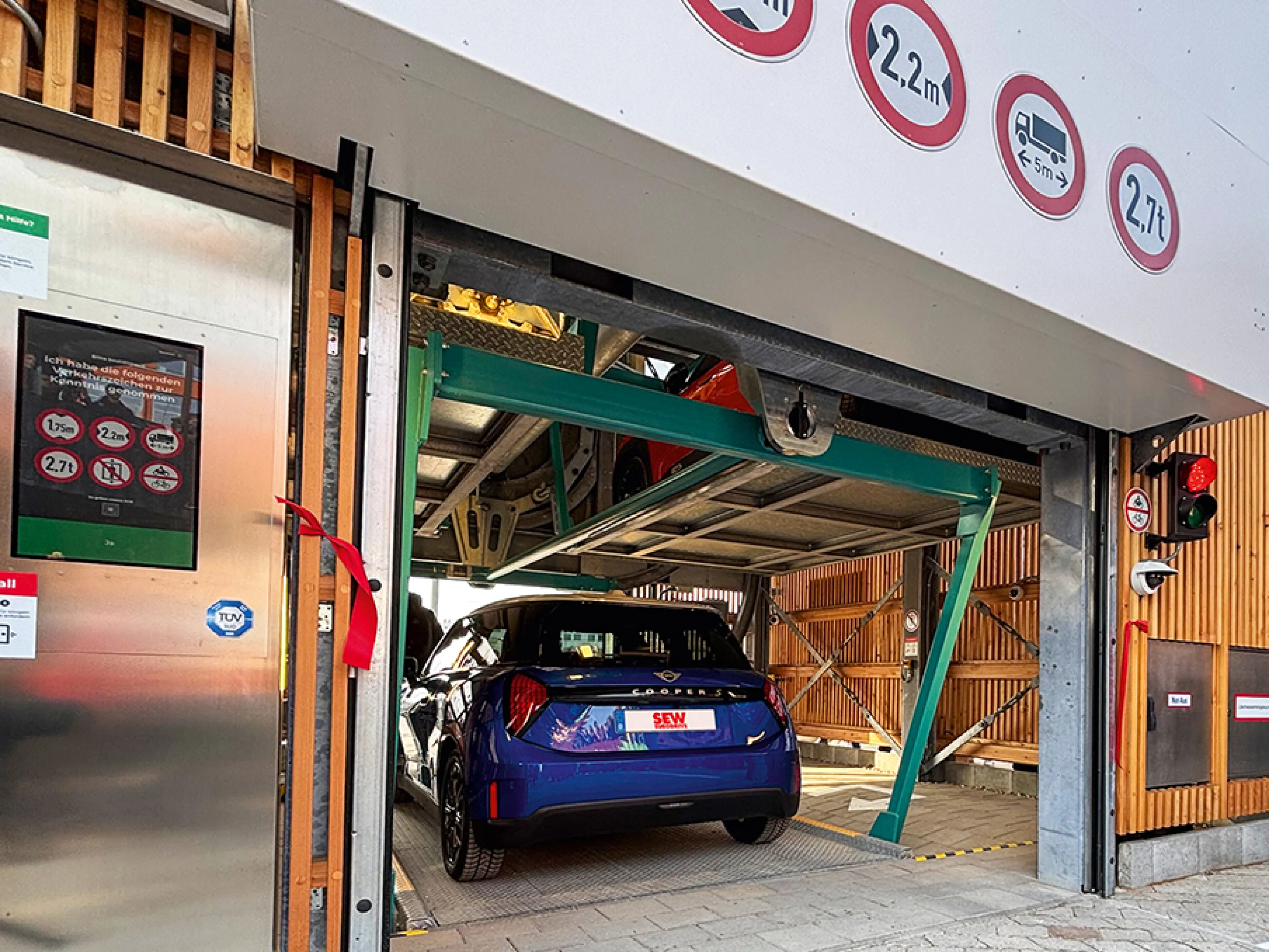 Antriebstechnik von SEW-Eurodrive ist im Einsatz im automatisierten Parkturm von Vepa Vertical Parking