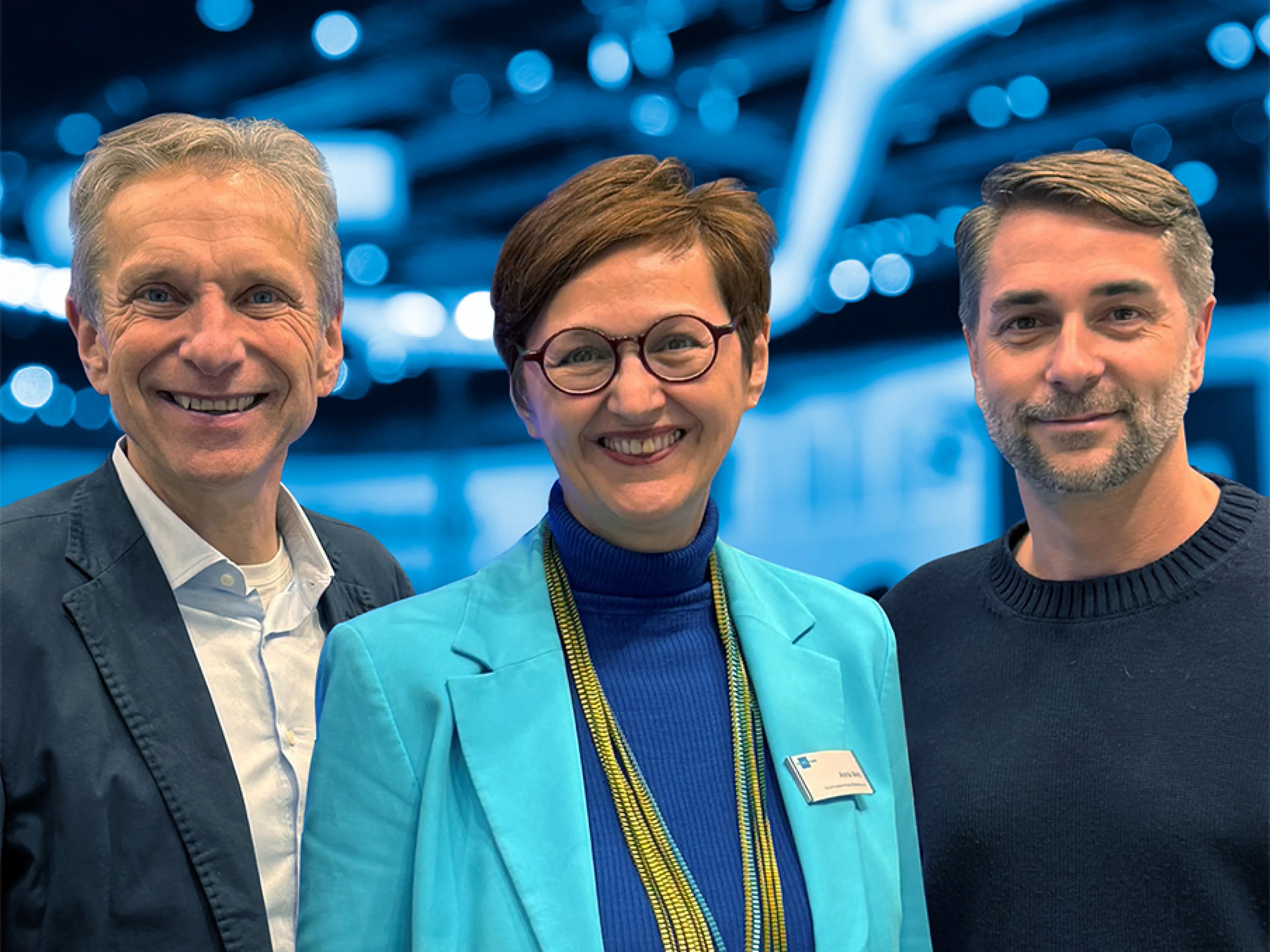 Softing Industrial wird zertifizierter Partner von Insys Icom, v.l.n.r.: Eduard B. Wagner und Anna Wels (Insys Icom) und Thomas Hilz (Softing Industrial)