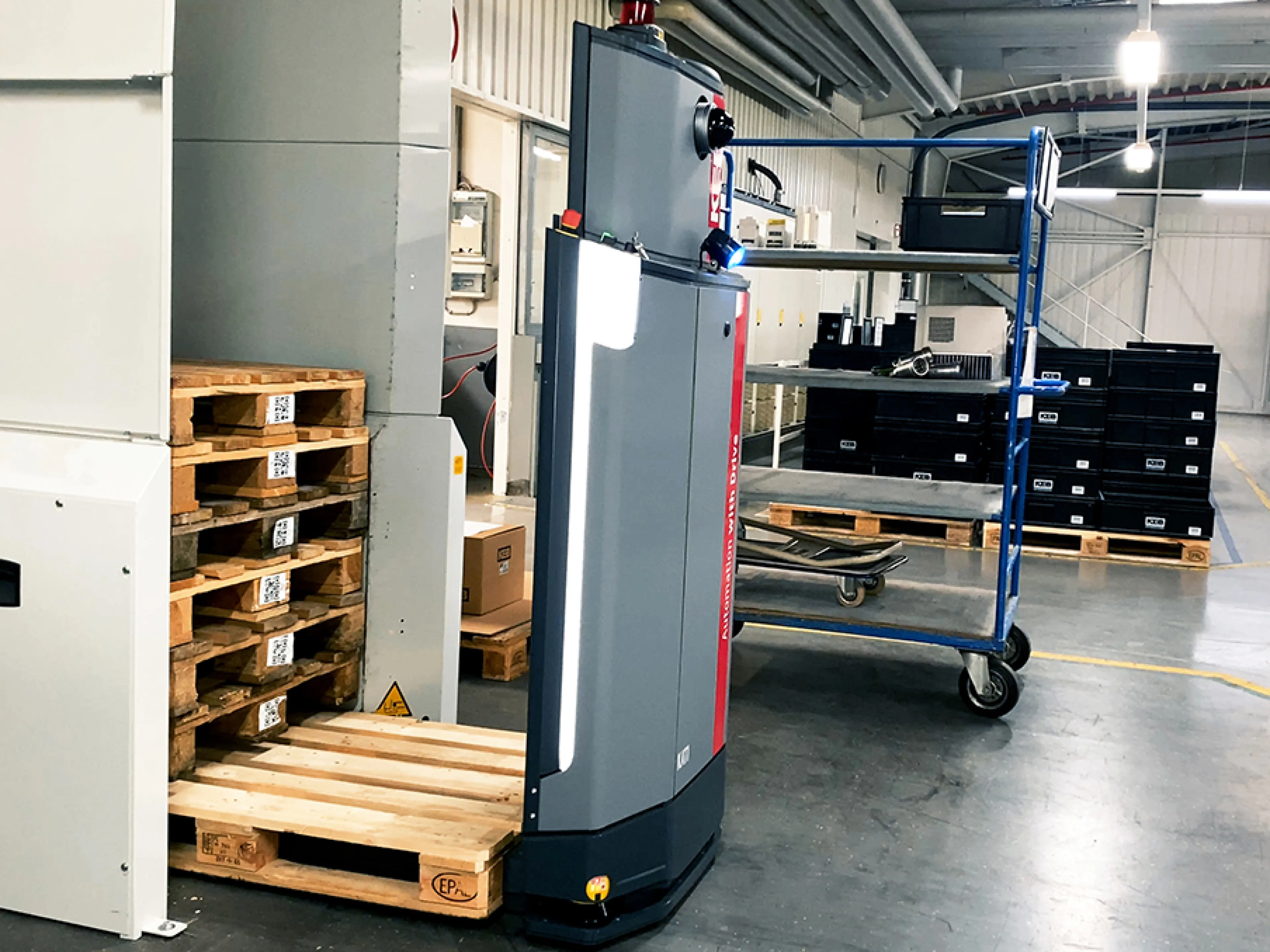 Nach generiertem Fahrauftrag holt das FTS die Palette am Lagerplatz ab