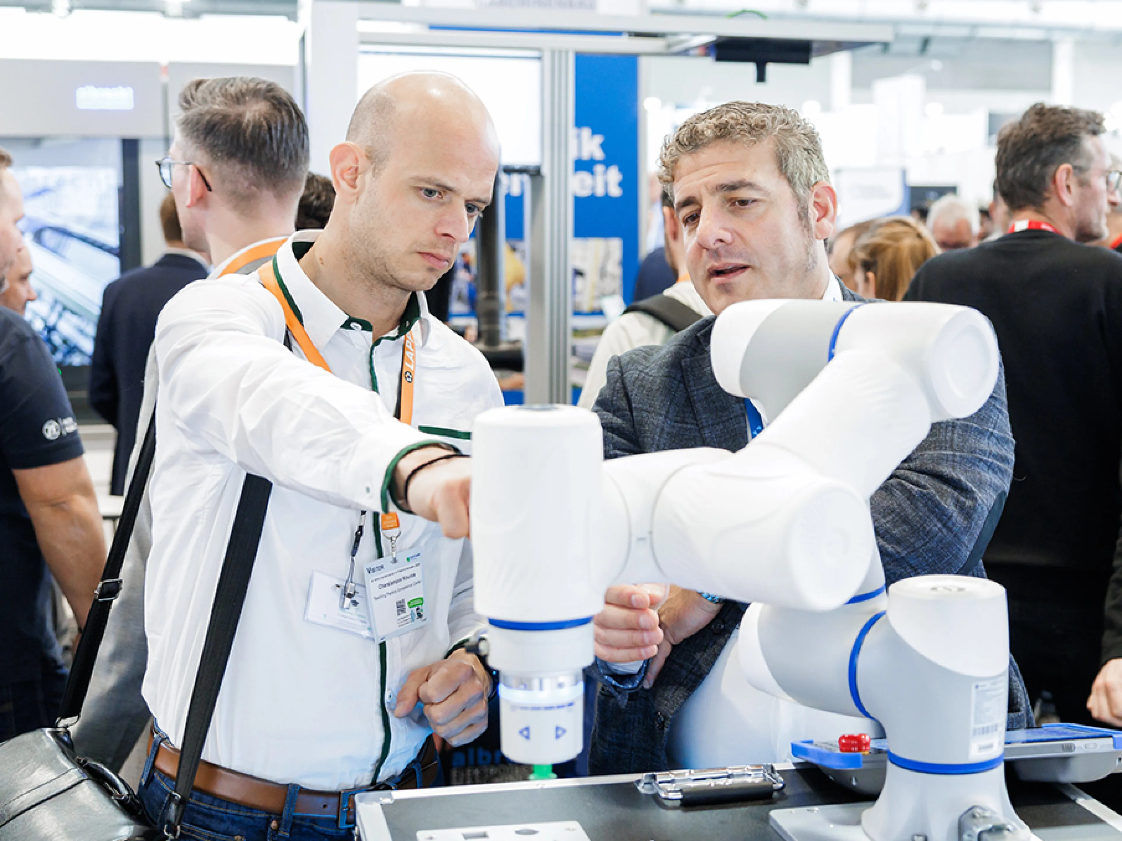 Reger Austausch zwischen Ausstellern und Besuchern auf der All About Automation 2026 in Friedrichshafen