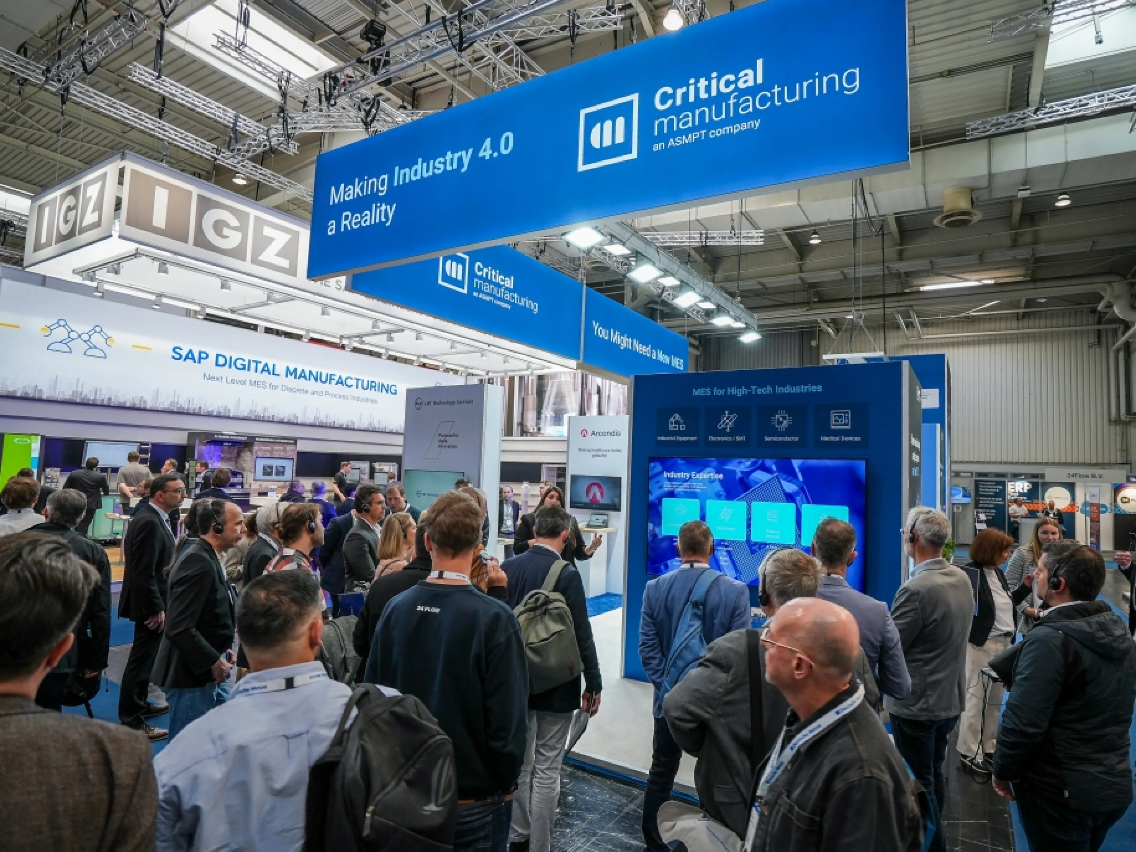 Live-Demonstrationen am Messestand erwecken die Vision durch eine vernetzte Erfahrung zum Leben. Besucher sehen, wie MES die Fertigung koordiniert.