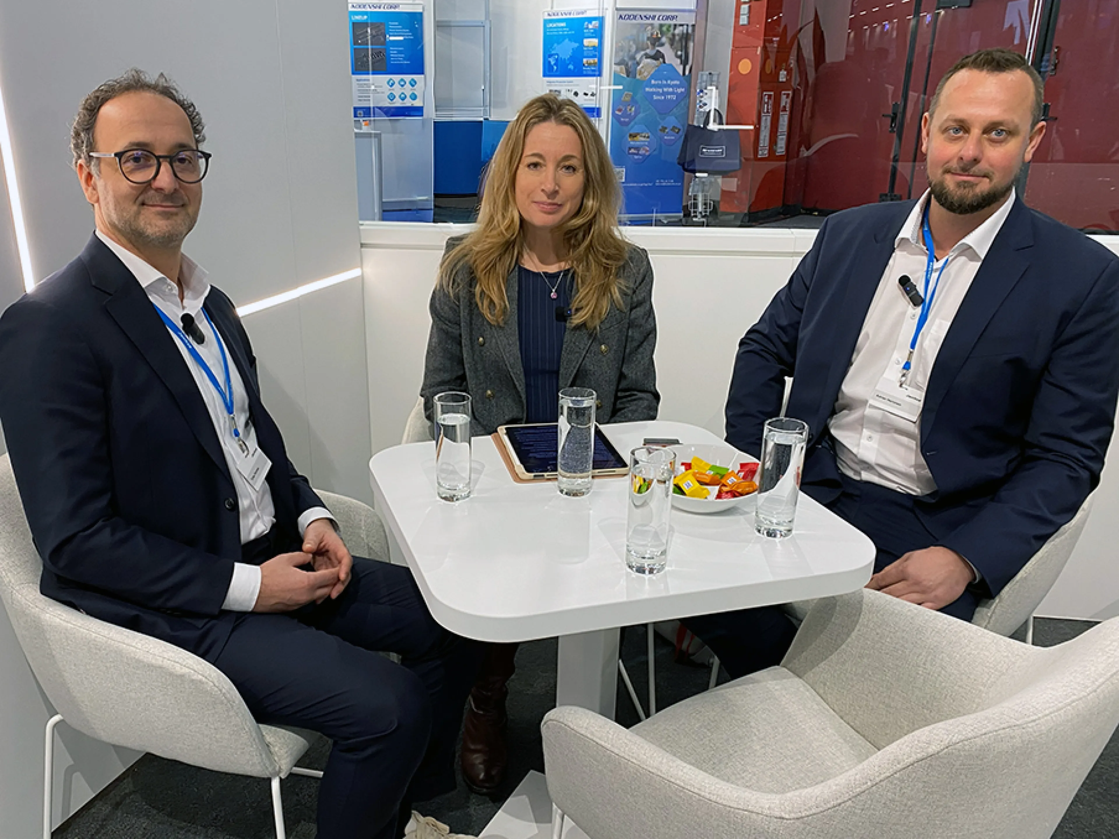 Tofas Florinas (li.) und Adrian Hertstein (re.) im exklusiven EAD-Talk-Interview mit Chefredakteurin Susanne Woggon über die Möglichkeiten der Netzvisualisierungssoftware von Janitza