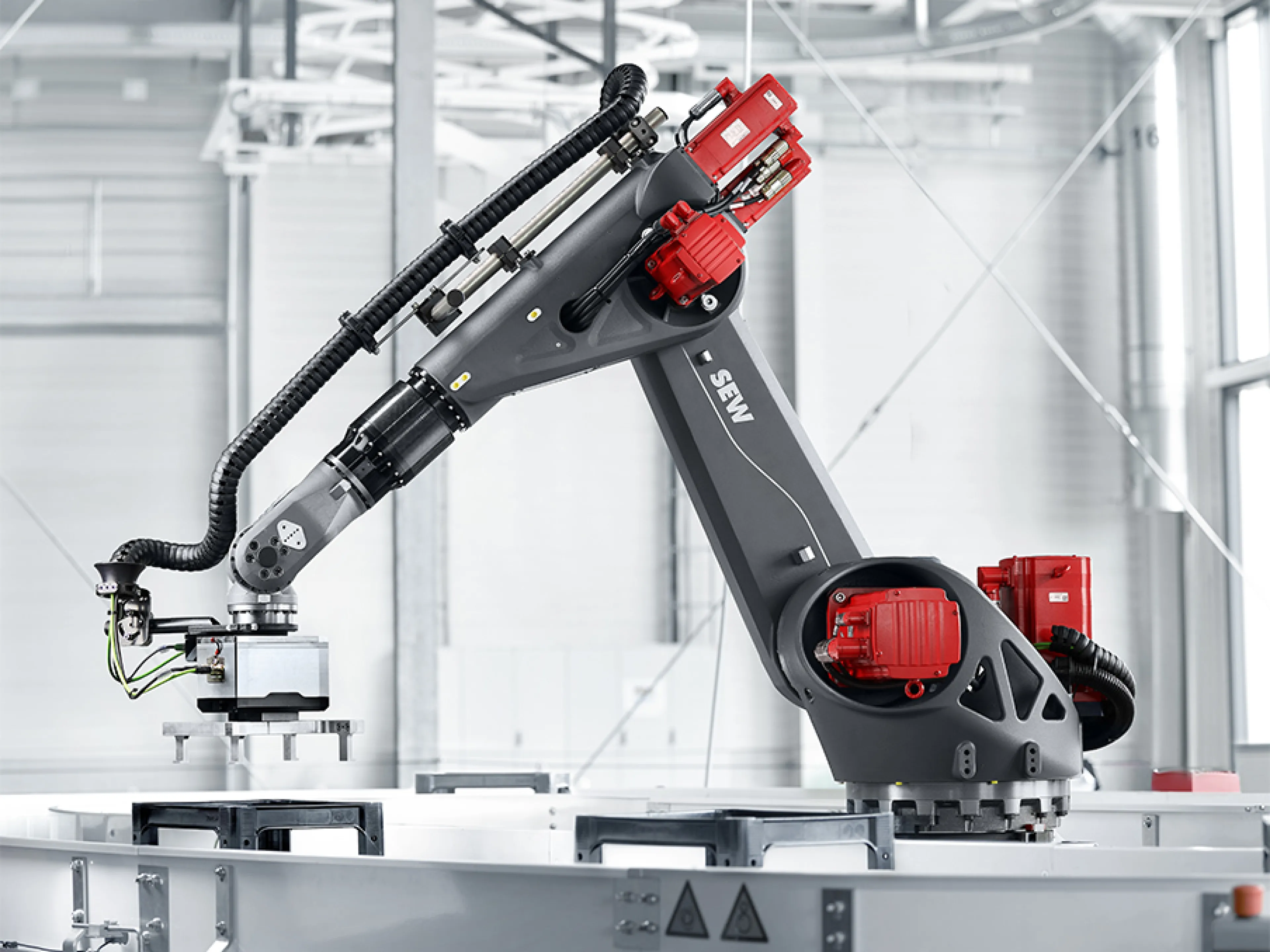 Industrierobotik: Knickarmroboter lassen sich präzise und zuverlässig in bestehende Produktionslinien integrieren