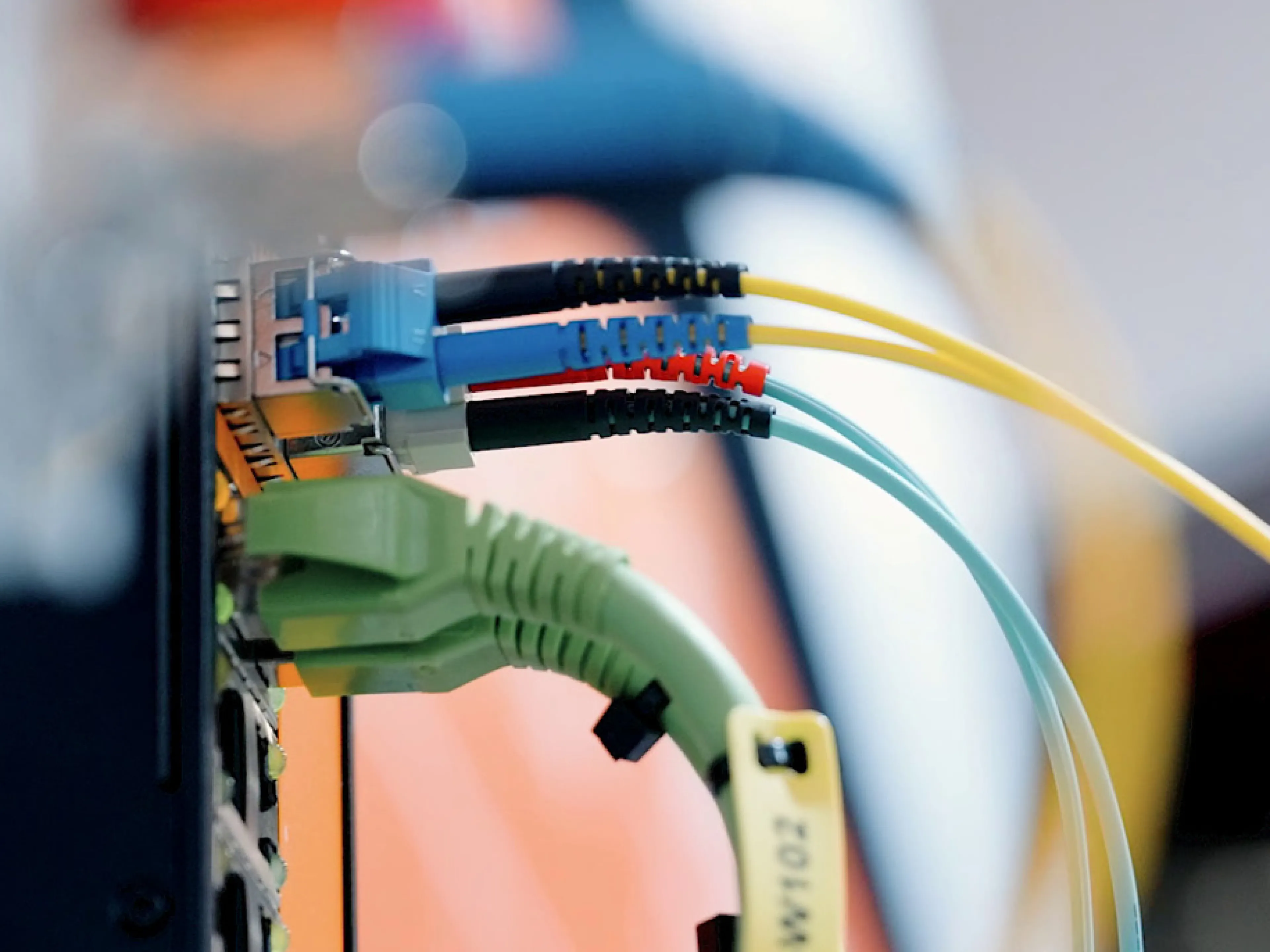 Glasfasertechnik ist ein zentraler Baustein moderner Industriekommunikation, von hochverfügbaren Produktionsnetzwerken bis hin zu Echtzeit-Datenübertragung. In einem praxisorientierten Workshop vermittelt Lapp fundiertes Wissen rund um industrielle Glasfaserlösungen und bietet gleichzeitig die Möglichkeit, selbst aktiv zu werden