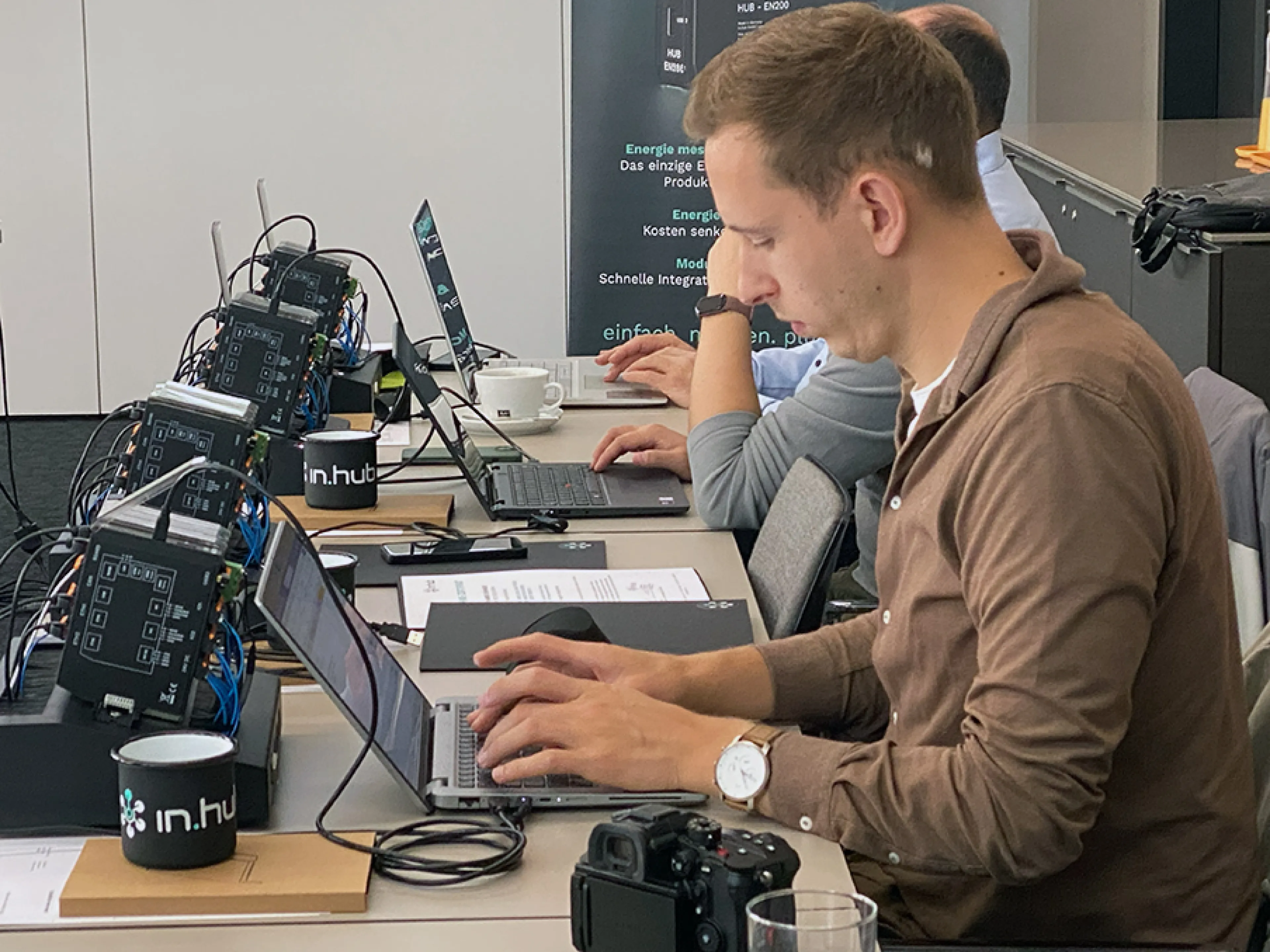 Das Workshop-Programm auf dem Automatisierungstreff 2026 dreht sich um IT/OT-Konvergenz und industrielle Netzwerktechnik, Cybersecurity und (CRA), KI und KI-Agenten, IIoT und Edge Computing, Smart Manufacturing und MES, Simulation und virtuelle Inbetriebnahme sowie Predictive Maintenance und smarte Sensorik und macht die digitale Transformation praktisch greifbar