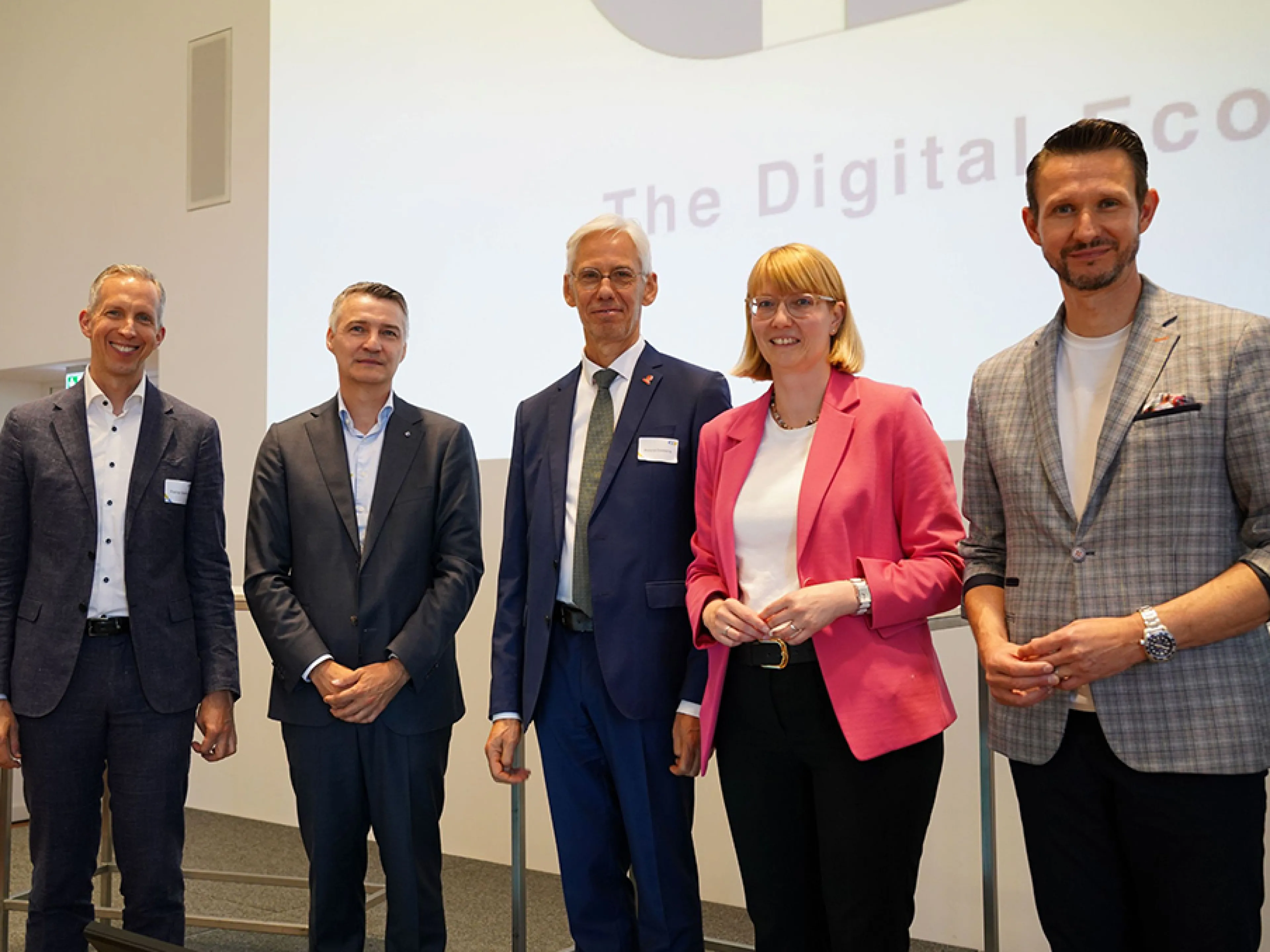 Factory-X - Panelteilnehmer zum Thema: „Industrie im Wandel - ohne Daten-Ökosysteme keine (KI-) Zukunft?“ v.l.n.r.: Rainer Brehm (Siemens), Dr. Stephan Mayer (Trumpf), Prof.Dr. Dipl-Ing Berend Denkena (DMG Mori) Dr. Beate Baron (BMWE), Hagen Heubach (SAP)