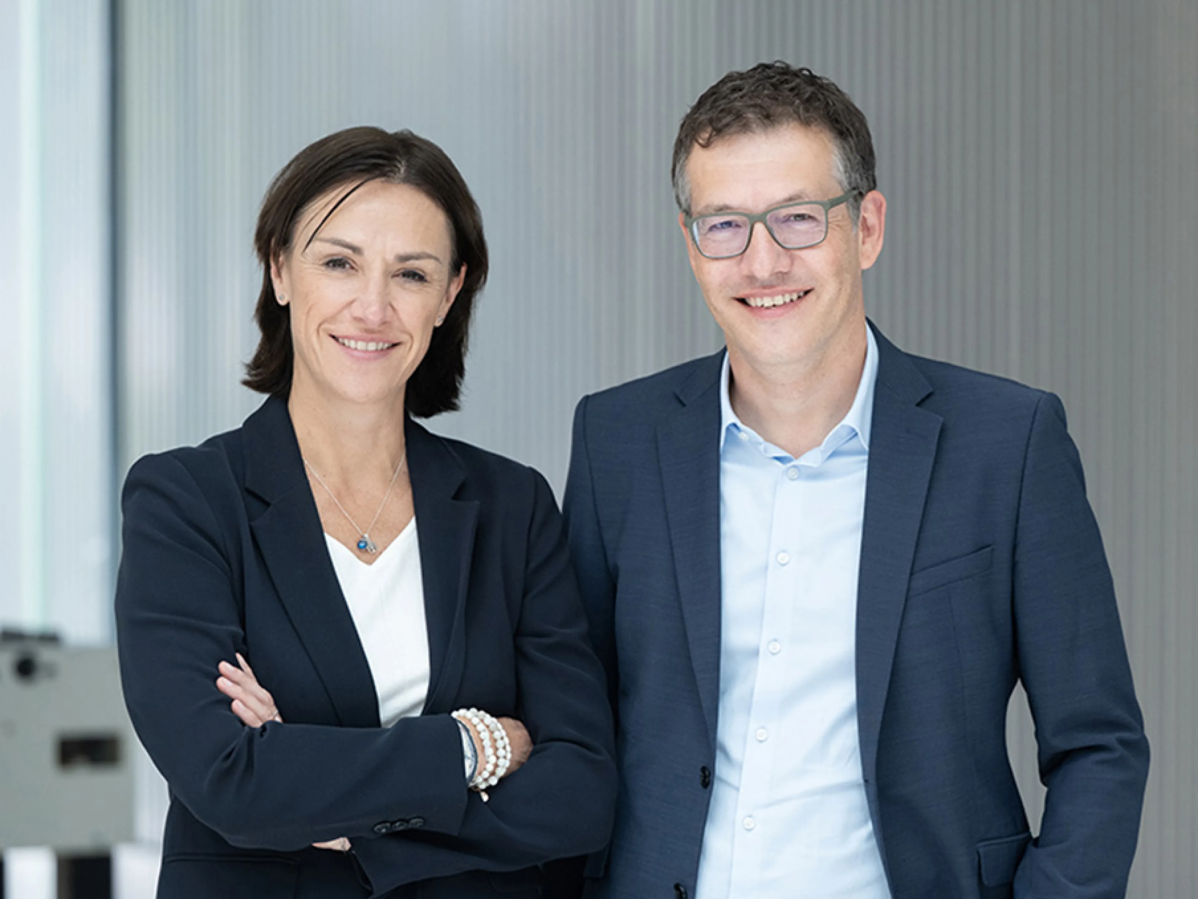 Jeanne Forget übergibt den Staffelstab an Stefan Frevel, der ab Juli neuer Geschäftsführer Marketing und Vertrieb für Hager Deutschland ist 