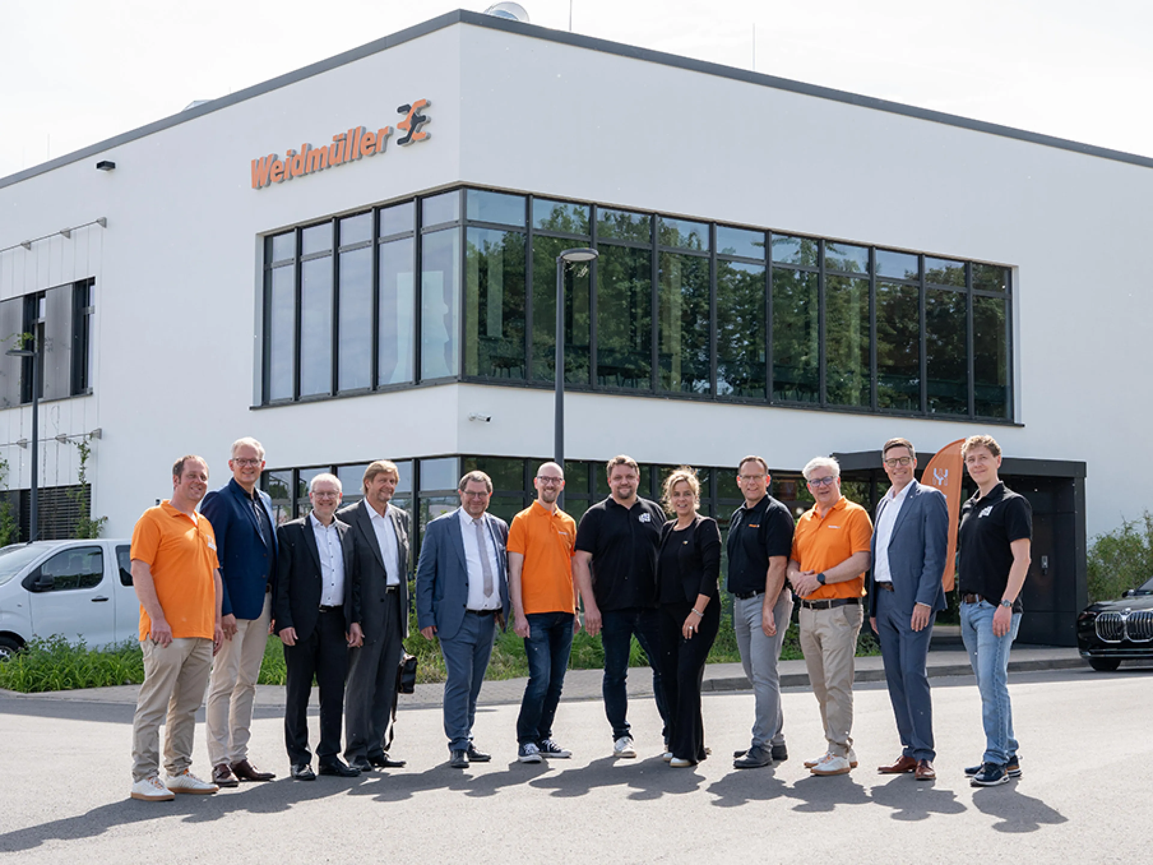 Gleichstomnetze im Fokus: Mona Neubaur, Stellvertretende Ministerpräsidentin und Wirtschaftsministerin von NRW (5. von rechts), informierte sich bei Vertretern der Technischen Hochschule Ostwestfalen-Lippe (TH OWL) und des Elektrotechnikunternehmens Weidmüller über aktuelle Entwicklungen im Bereich Gleichstrom-Technologien