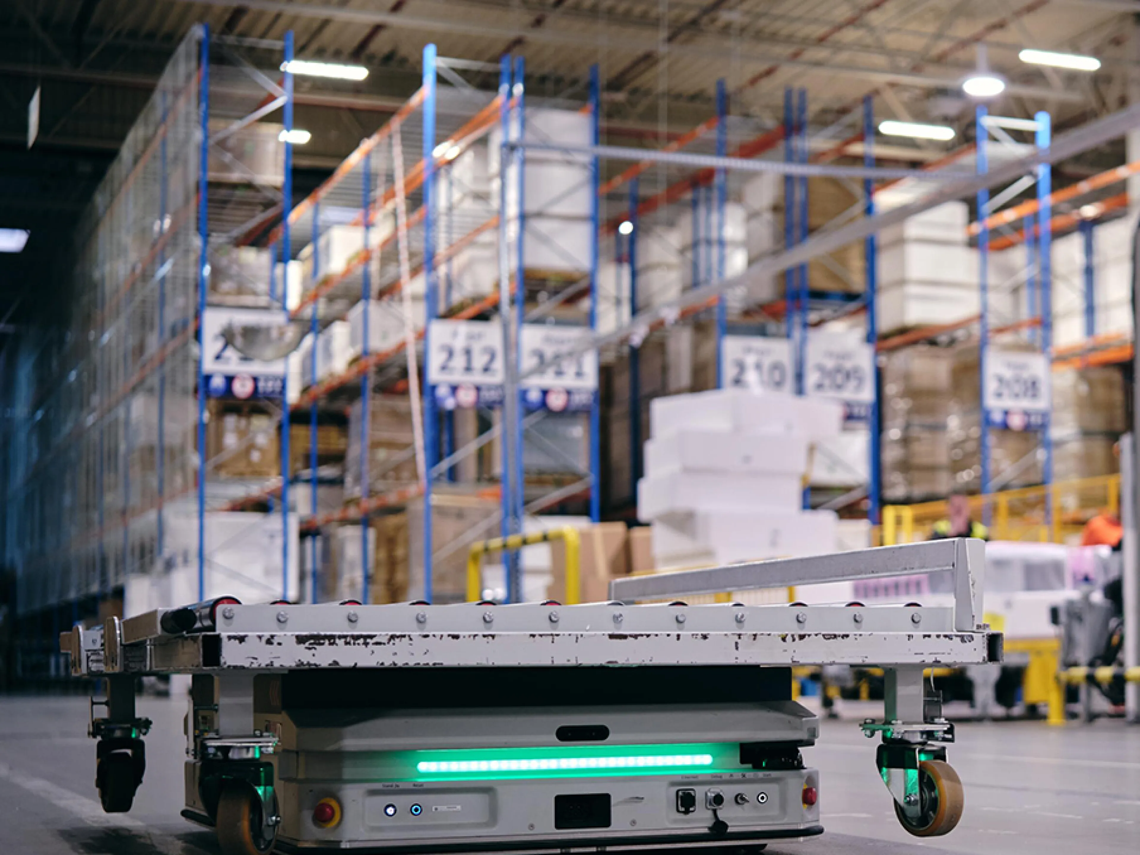 In der TV-Produktion von TPV Displays Polska sorgen autonome mobile Roboter von Kuka für einen kontinuierlichen, automatisierten Materialfluss. Die mobilen Roboter bewegen Bauteile eigenständig durch die Produktion und optimieren Routen sowie Abläufe in Echtzeit