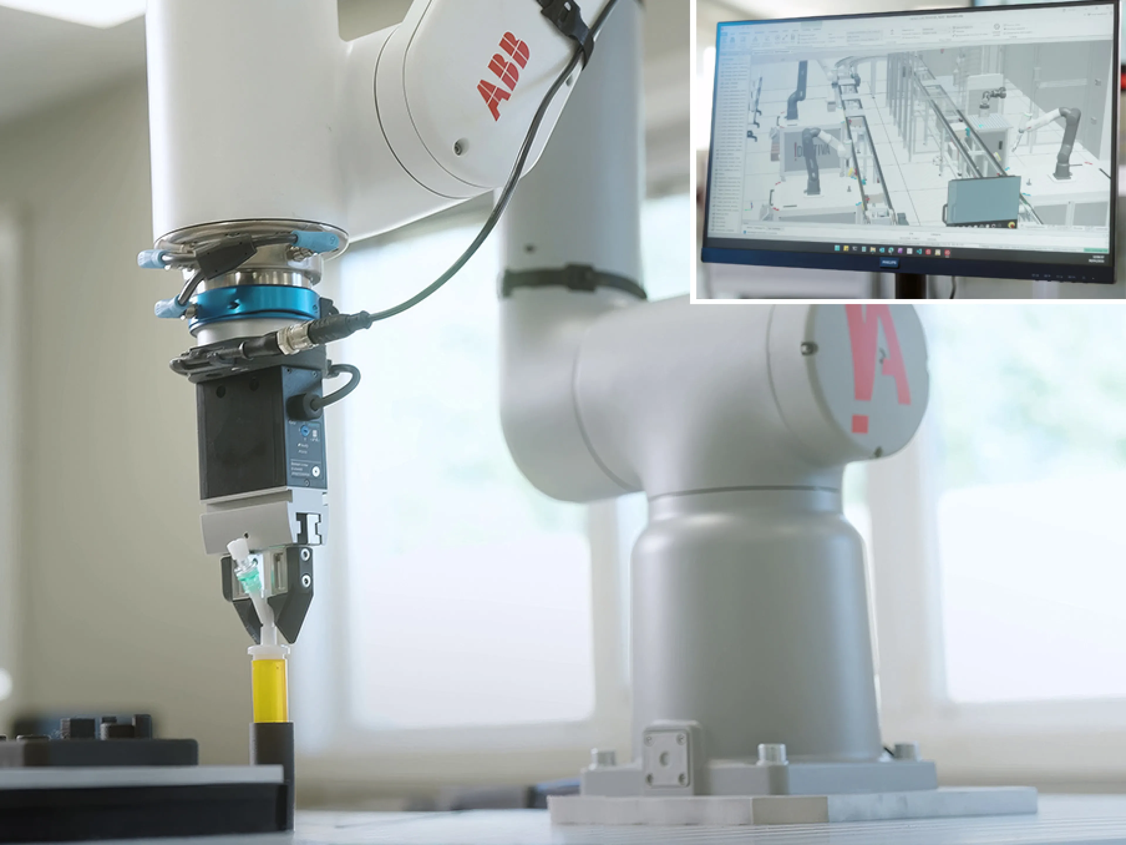 Der Automatisierungsspezialist Ide-Ativa entwickelt eine robotergestützte Fertigungslösung für Komponenten von Onkologie-Infusionssets, um eine lückenlose Rückverfolgbarkeit sicherzustellen. Die gesamte Fertigungslinie ist als digital twin nachgebildet (rechts oben) und validierte den Prozess bereits vor der Inbetriebnahme