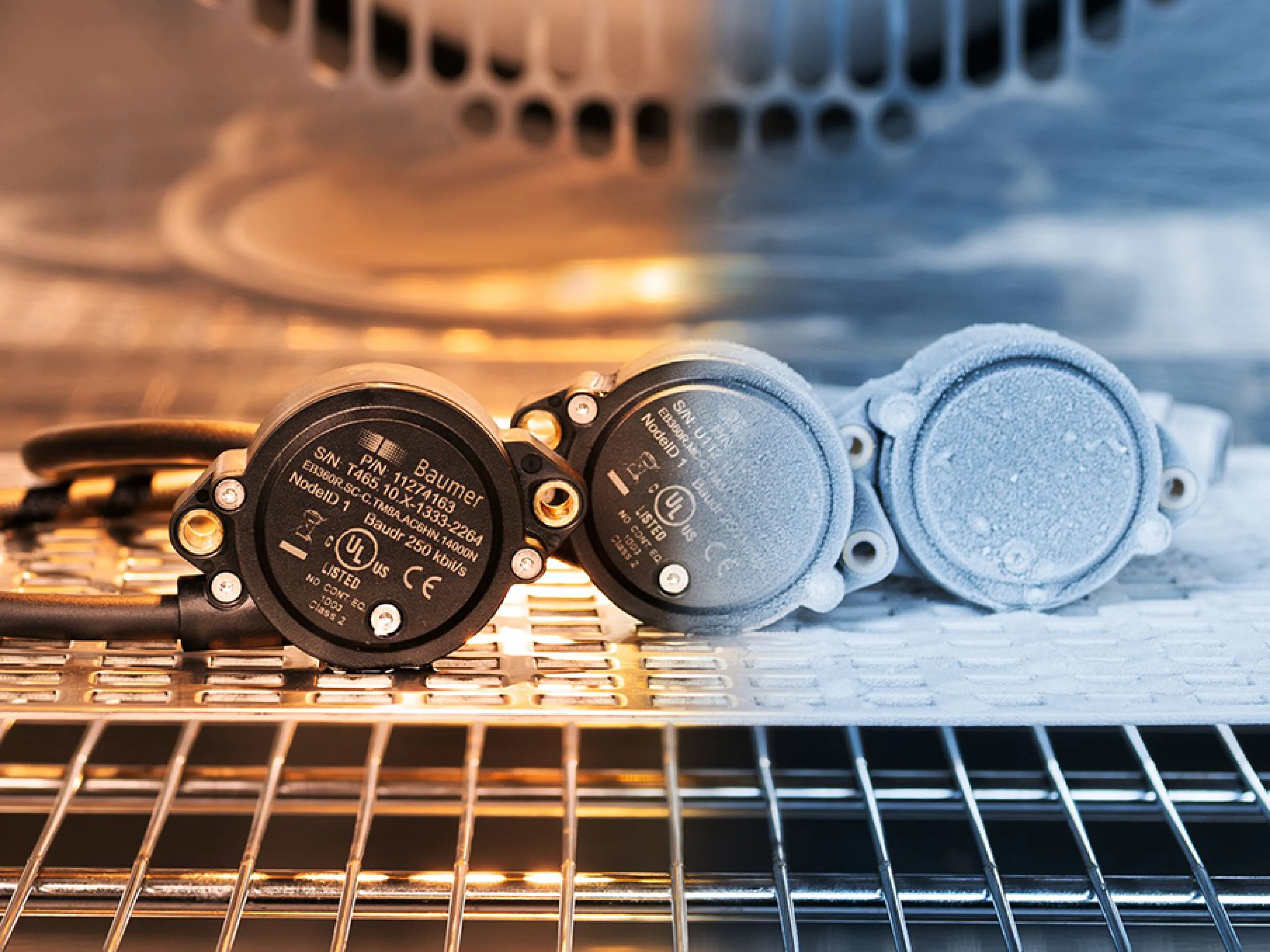 Im Innovationslabor in Frauenfeld durchlaufen Baumer Sensoren während der Entwicklung strenge Tests. Zunächst simuliert Baumer die Alterungseffekte der Sensoren, zum Beispiel durch Temperaturschocks (Bild-montage). Erst im Anschluss daran folgen die Dichtigkeitstests, um höchste Robustheit über die gesamte Lebensspanne zu gewährleisten
