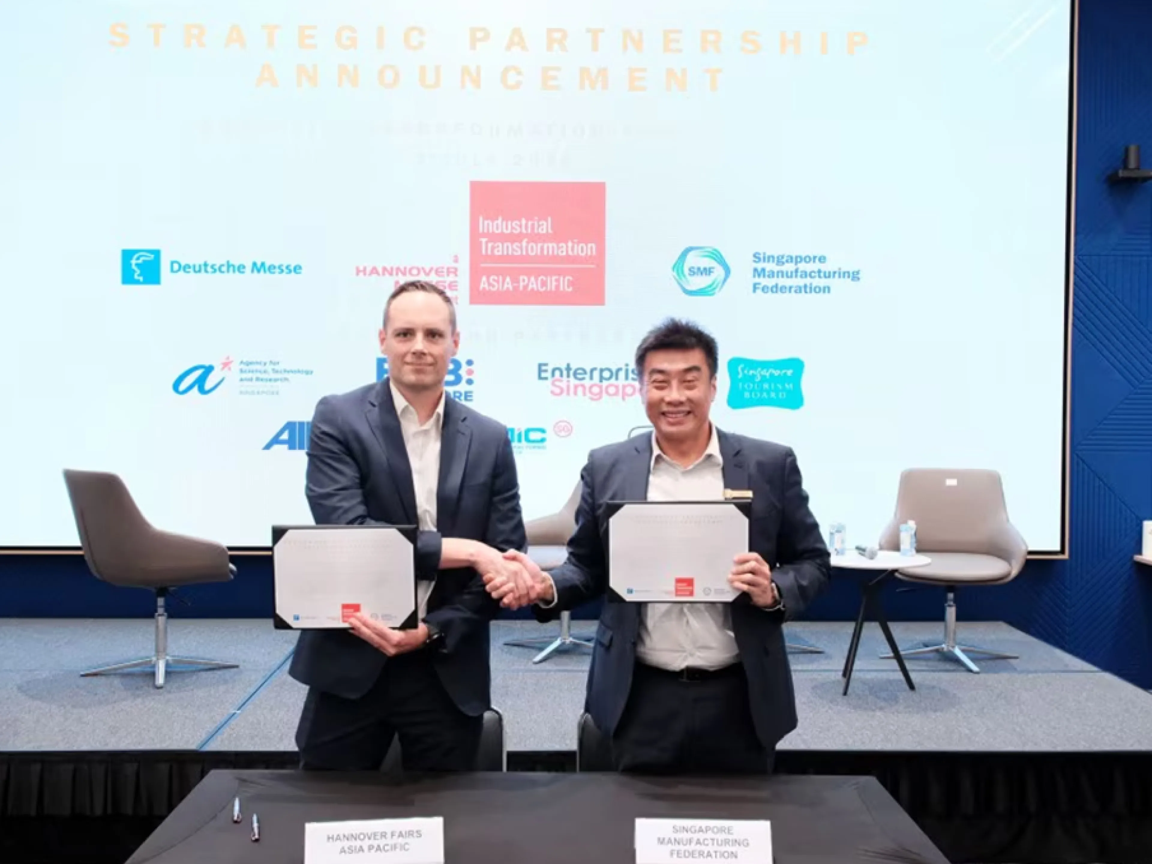 Vertragsunterzeichnung zum Relaunch der Industrial Transformation Asia-Pacific