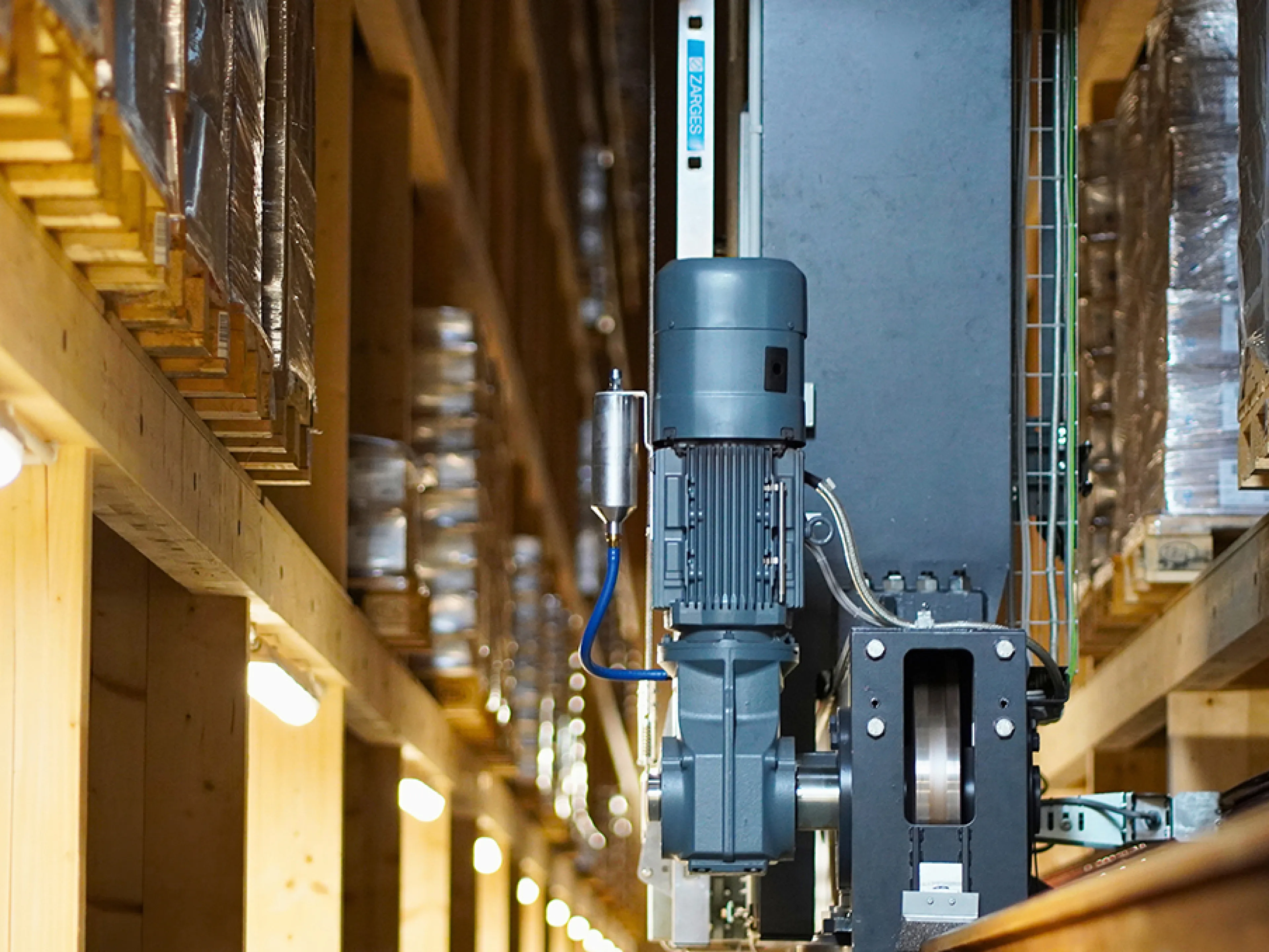 Um die bestmögliche Lösung auf dem Stand der Technik einzusetzen, wurde Antriebstechnik aus dem Automatisierungsbaukasten „Movi-C“ von SEW-Eurodrive installiert. So sind die Regalbediengeräte des Hochregallagers mit dem Leistungs- und Energiemanagementsystem Power and Energy Solutions ausgerüstet