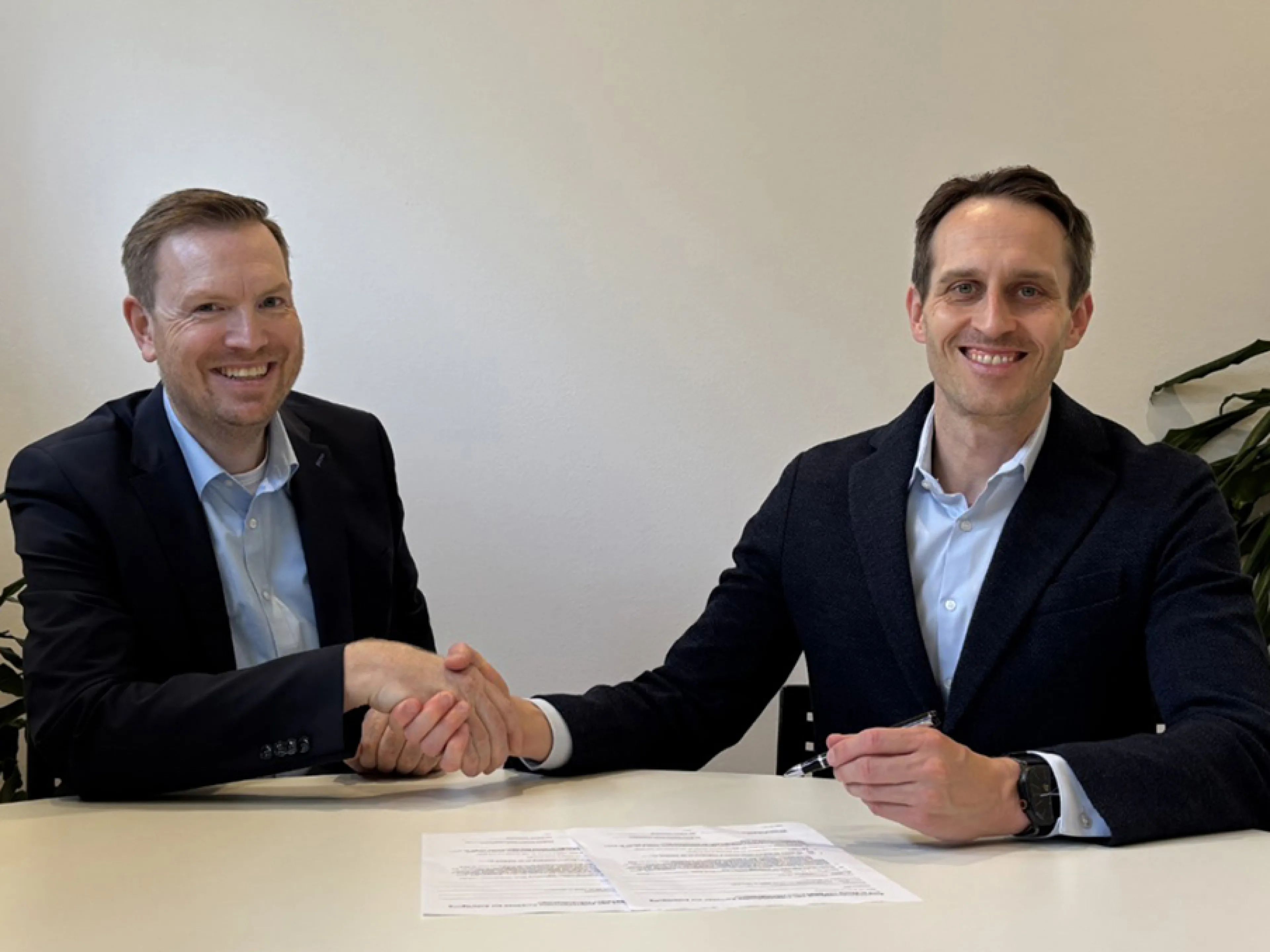 Stefan Jäger (Siemens) und Dr. Christian Hoffart (Sparepartsnow) besiegeln die neue Partnerschaft für aufgearbeitete Automatisierungsprodukte