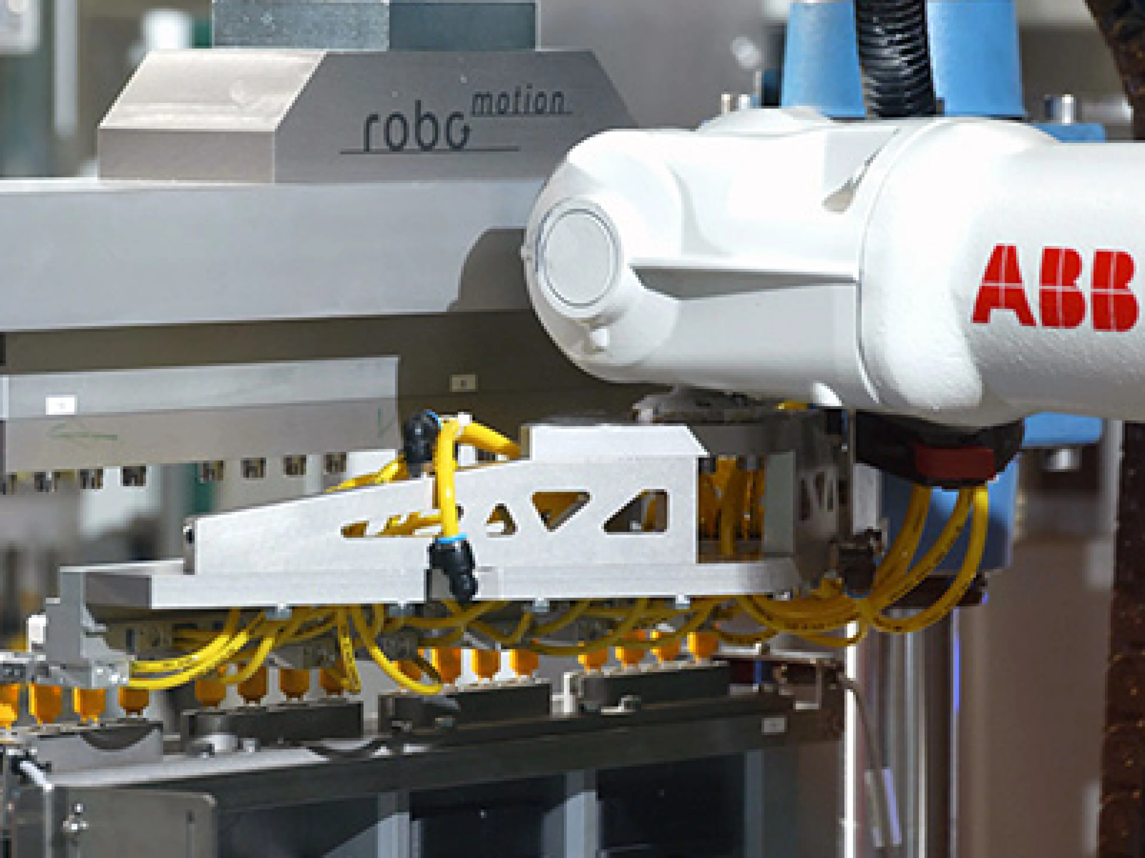 Durch den Einsatz der ABB-Roboter und die Zusammenführung von Spritzgussproduktion und Montage konnte Medmex die Verfügbarkeit und Produktivität deutlich steigern