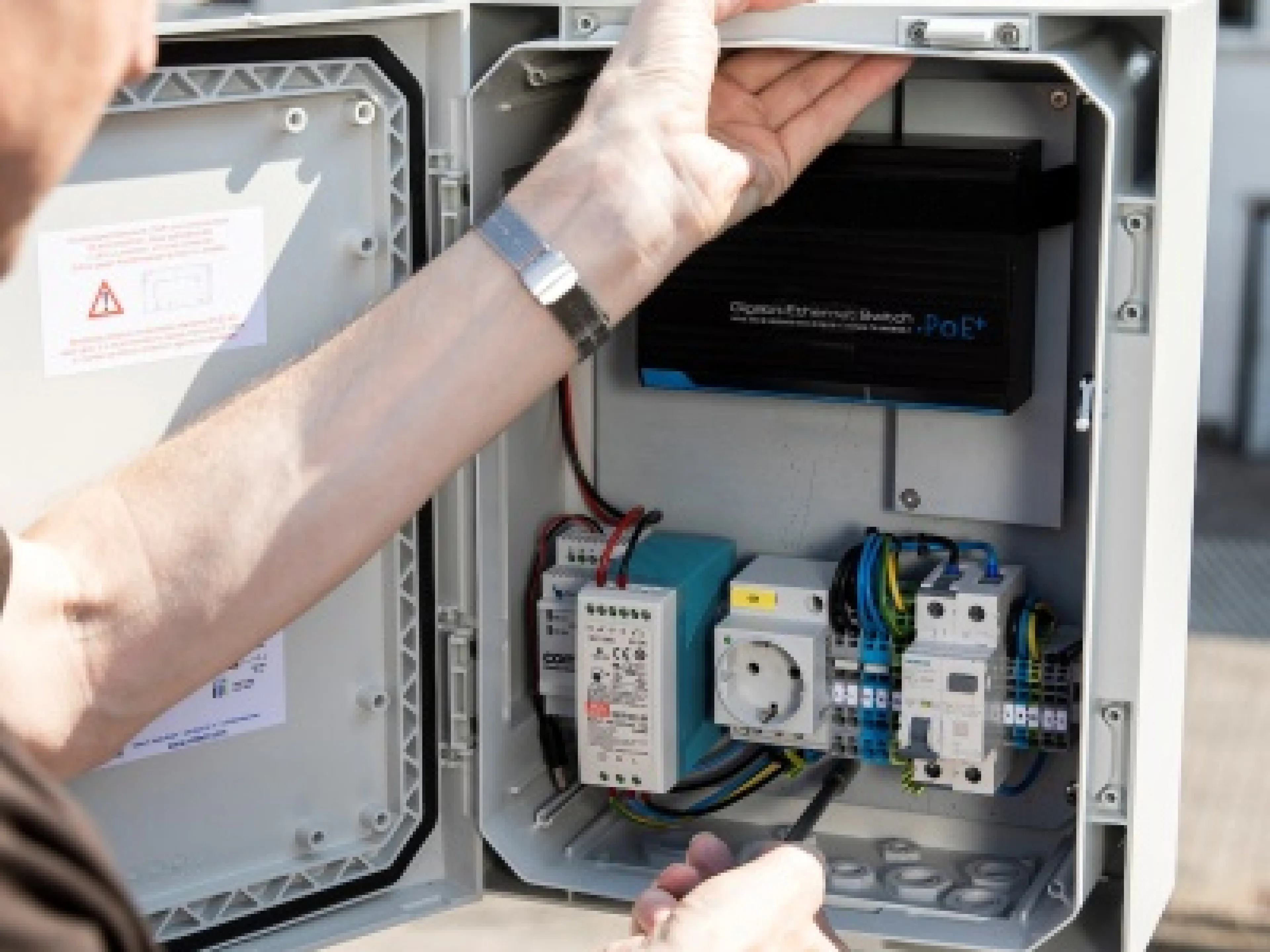 Die Polycarbonat-Wandschaltschränke Arca IEC schützen bspw. moderne Funk-Kommunikationstechnik selbst in besonders rauem Industrieumfeld