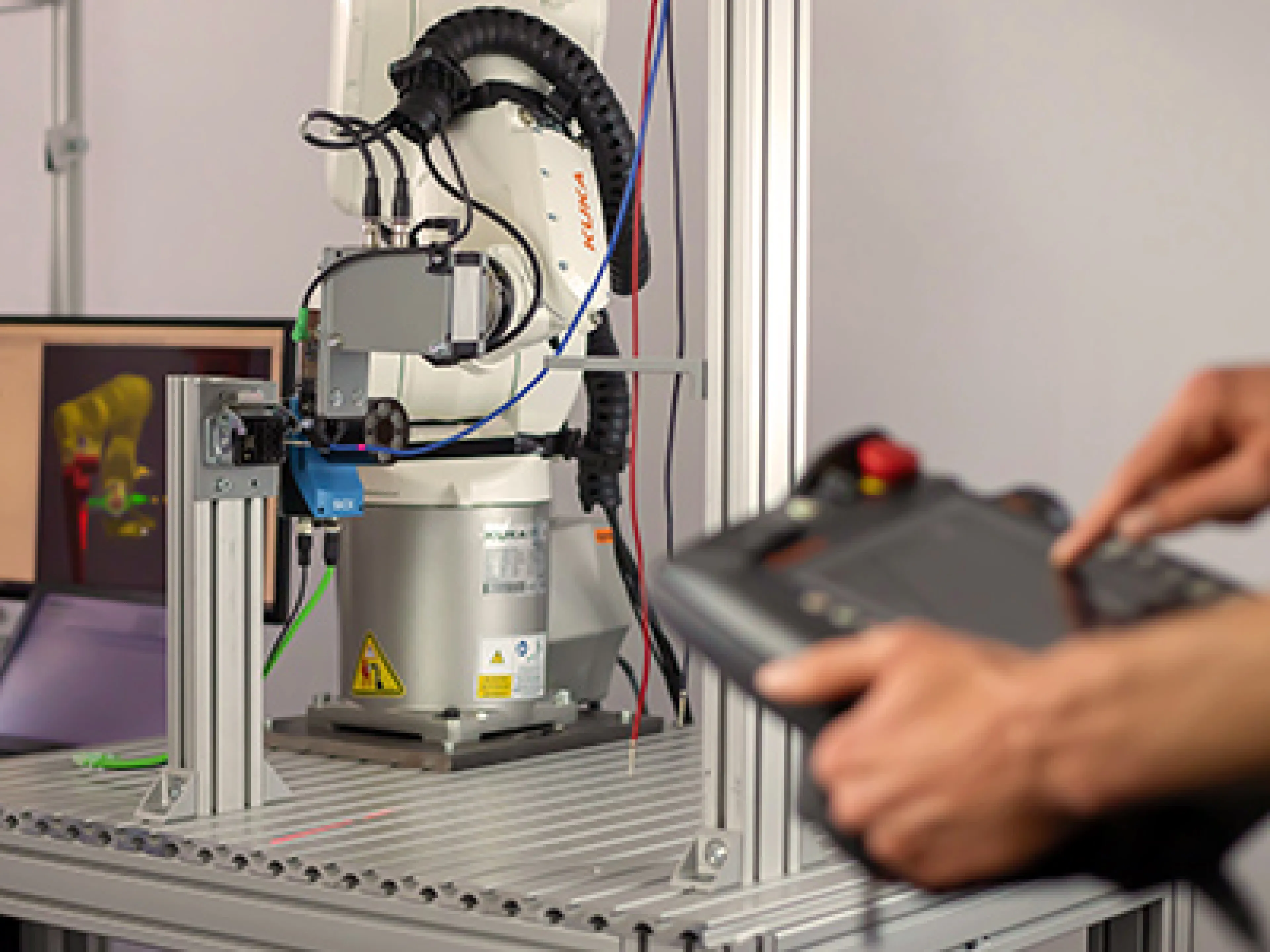 Die Programmiersoftware von  Artiminds Robotics erzeugt nativen Robotercode
