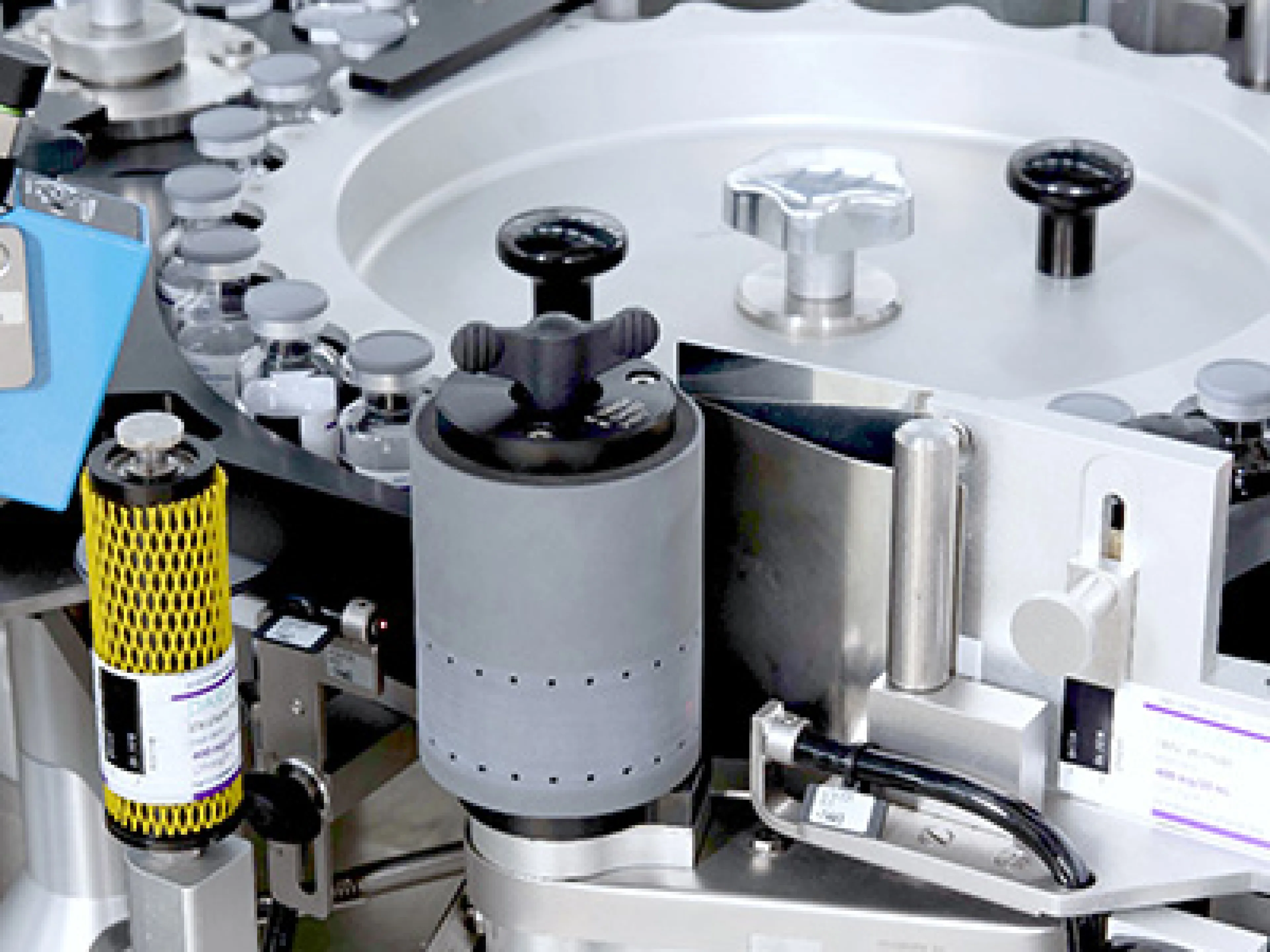 Das Handling der Vials innerhalb der Etikettiermaschine ist u. a. durch die leistungsfähige Bewegungssteuerung so ausgelegt, dass weder das Objekt noch das aufgebrachte Etikett beschädigt wird.