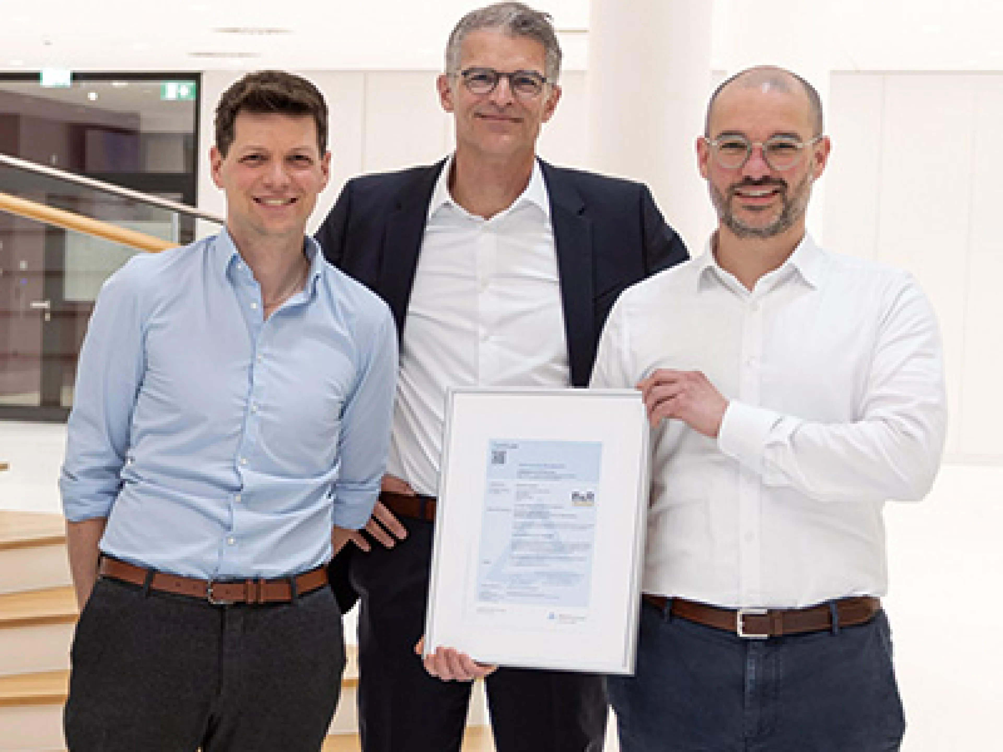 Florian Schneeberger (CTO, Mitte) sowie Robert Fuchs (rechts) und Gregor Auer (links) vom Cyber-Security-Team präsentieren das Zertifikat. 